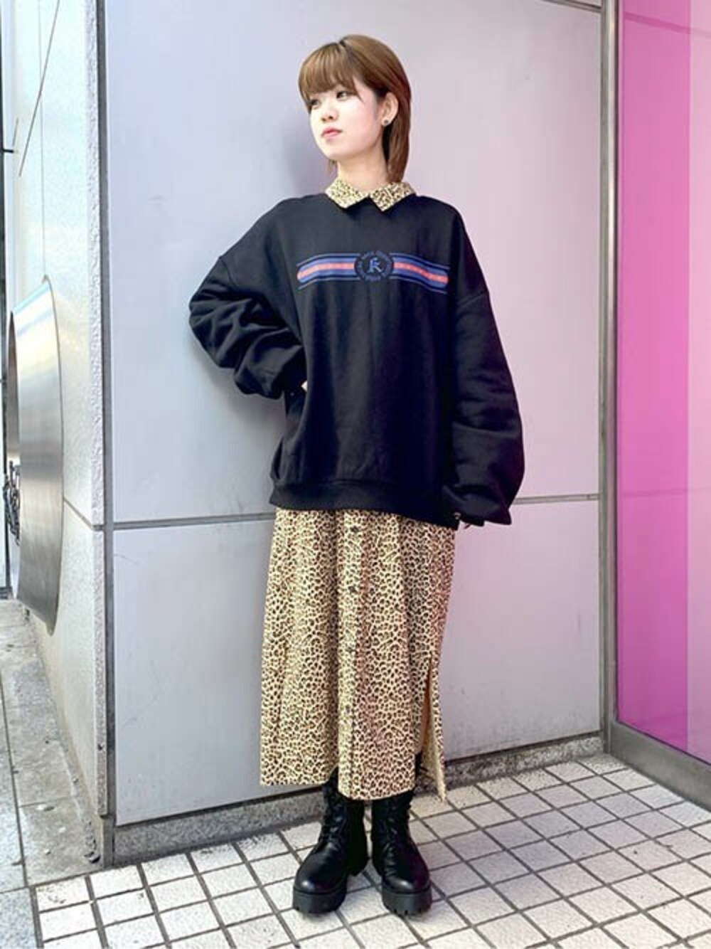 「ビッグシルエット、レオパード柄、ひょう柄、シャツワンピ、レースアップブーツ、プリントスウェット、ビッグスウェット、RASVOA、スリットワンピース、ラスボア」｜「RASVOAのレトロトレーナー/スウェット（スウェット、ブラック系）」を使った、RASVOA STAFFさん（レディース・155cm）の冬コーディネートの1枚目の写真