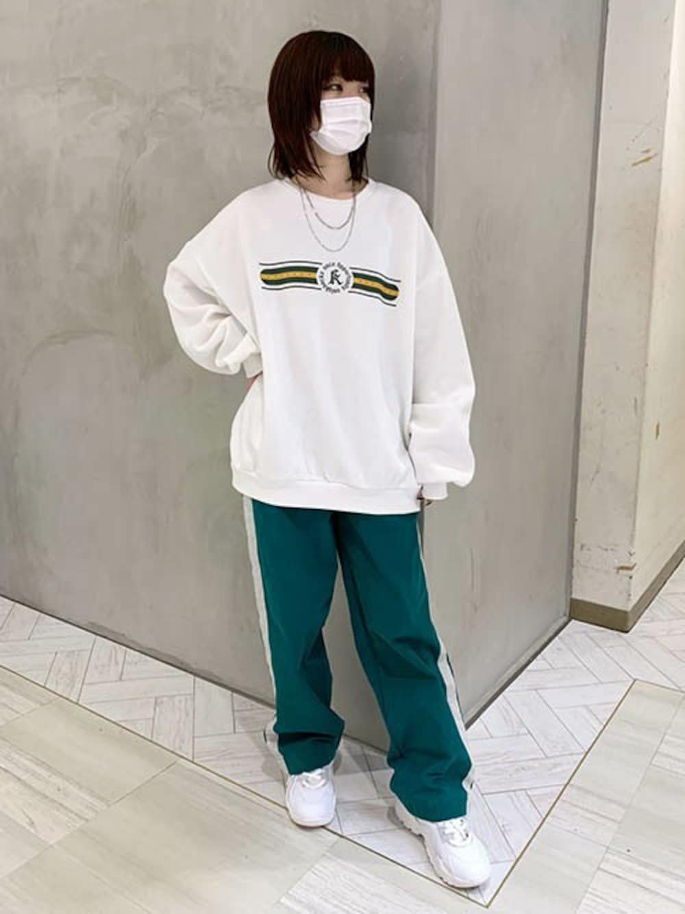 「スウェット、カラーパンツ、オーバーサイズ、レトロ、プリントスウェット、みどり、ビッグスウェット、RASVOA、ラインパンツ、ラスボア」｜「RASVOAのレトロトレーナー/スウェット（スウェット、ホワイト系）」を使った、RASVOA STAFFさん（レディース・155cm）の冬コーディネートの1枚目の写真