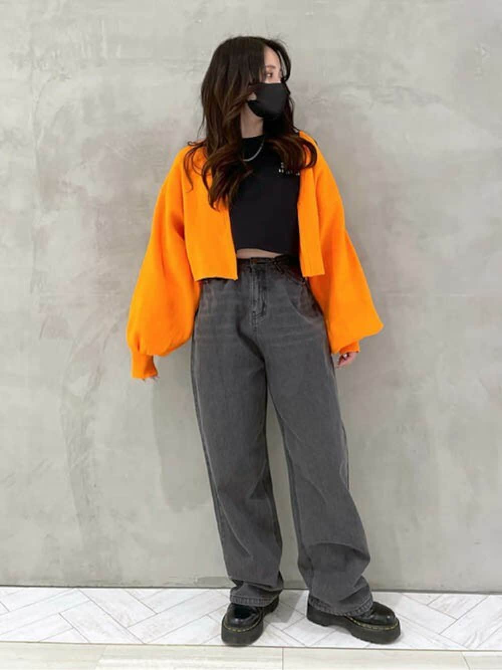 「ニットカーディガン、ロンT、オレンジ、ワイドパンツ、タックパンツ、クロップドトップス、ショートカーディガン、RASVOA、ラスボア、スウェットライクニット」｜「RASVOAのスウェットライクニットカーディガン（カーディガン/ボレロ、オレンジ系）」を使った、RASVOA STAFFさん（レディース・159cm）の冬コーディネートの1枚目の写真