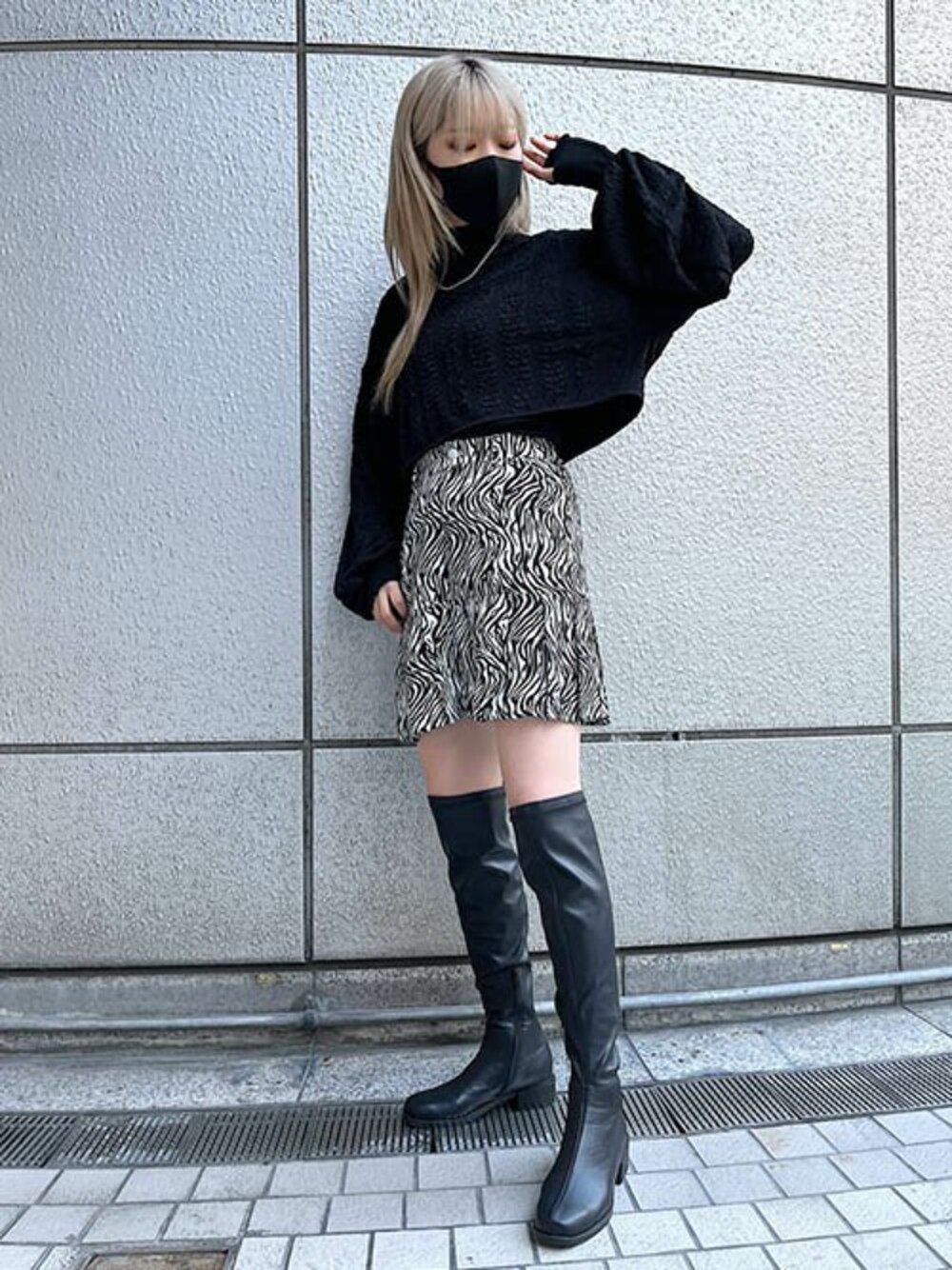 「ジャガード、ミニスカート、ニーハイブーツ、プリーツスカート、ショート丈トップス、ゼブラ柄、ハイネックトップス、RASVOA、ラスボア、メロートップス」｜「RASVOAのふくれジャガードトップス（Tシャツ/カットソー、ブラック系）」を使った、RASVOA STAFFさん（レディース・162cm）の冬コーディネートの1枚目の写真
