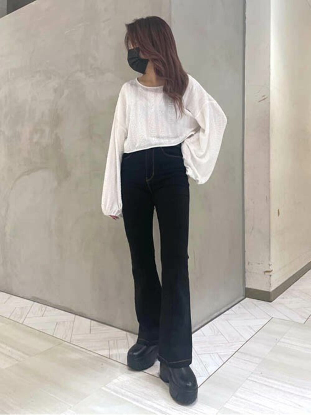 「ジャガード、フレアパンツ、FILA、厚底ブーツ、ショート丈トップス、デザイントップス、チェルシーブーツ、RASVOA、フレアデニム、ラスボア」｜「RASVOAのふくれジャガードトップス（Tシャツ/カットソー、ホワイト系）」を使った、RASVOA STAFFさん（レディース・155cm）の冬コーディネートの1枚目の写真