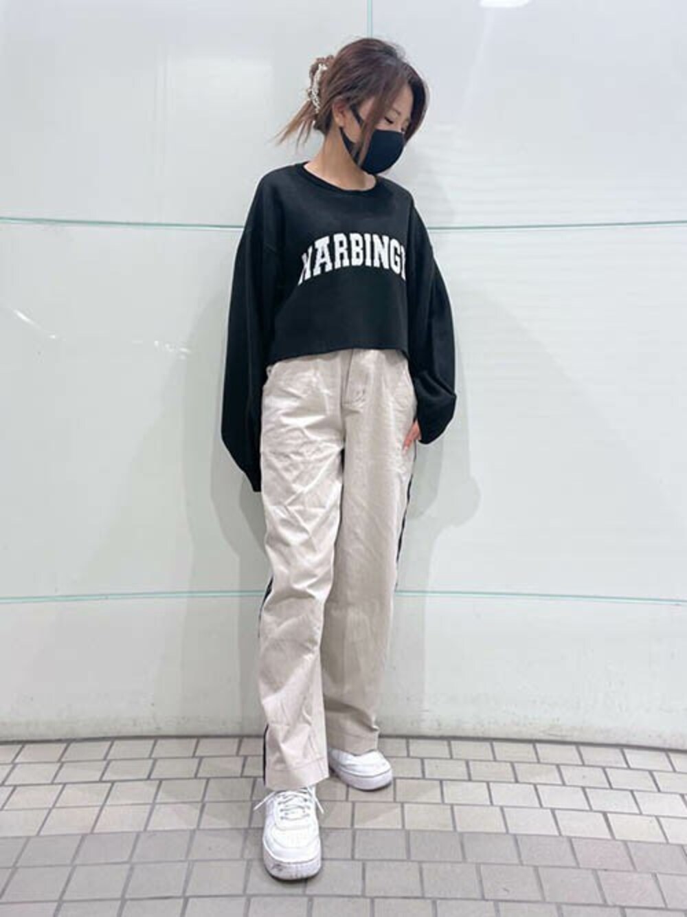 「チノパン、ロゴニット、ジャガードニット、ベージュパンツ、ショートニット、カレッジロゴ、RASVOA、ラインパンツ、袖ボリューム、ラスボア」｜「RASVOAのジャガードショートニット（ニット/セーター、ブラック系）」を使った、RASVOA STAFFさん（レディース・155cm）の冬コーディネートの1枚目の写真