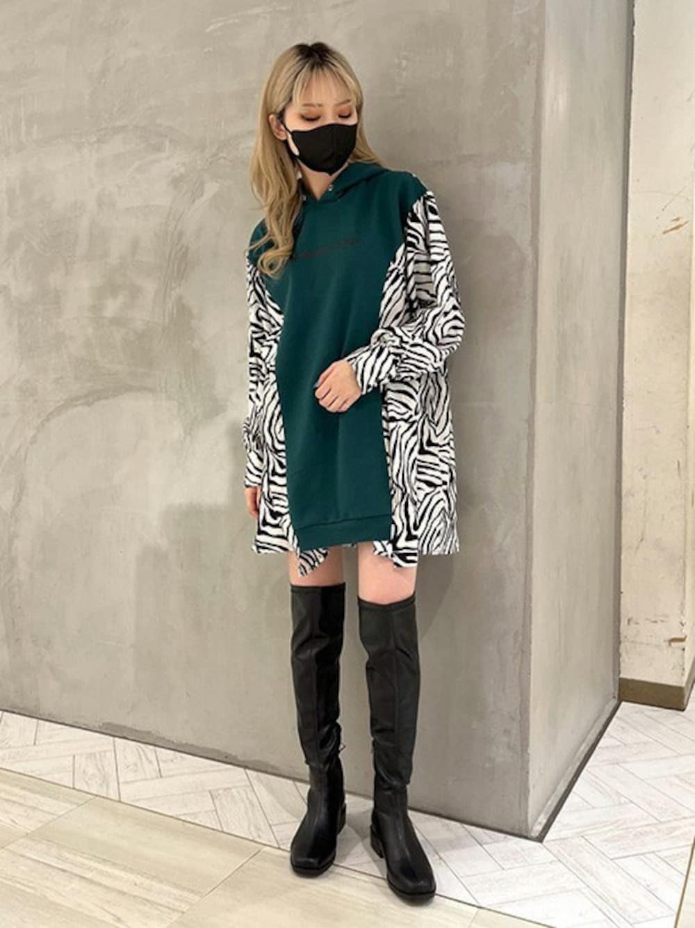 「ニーハイブーツ、緑、パーカーワンピース、切り替えワンピース、ミニワンピ、フレアワンピース、ゼブラ柄、RASVOA、ラスボア」｜「RASVOAのゼブラ切替パーカーワンピース（ワンピース、グリーン系）」を使った、RASVOA STAFFさん（レディース・162cm）の冬コーディネートの1枚目の写真
