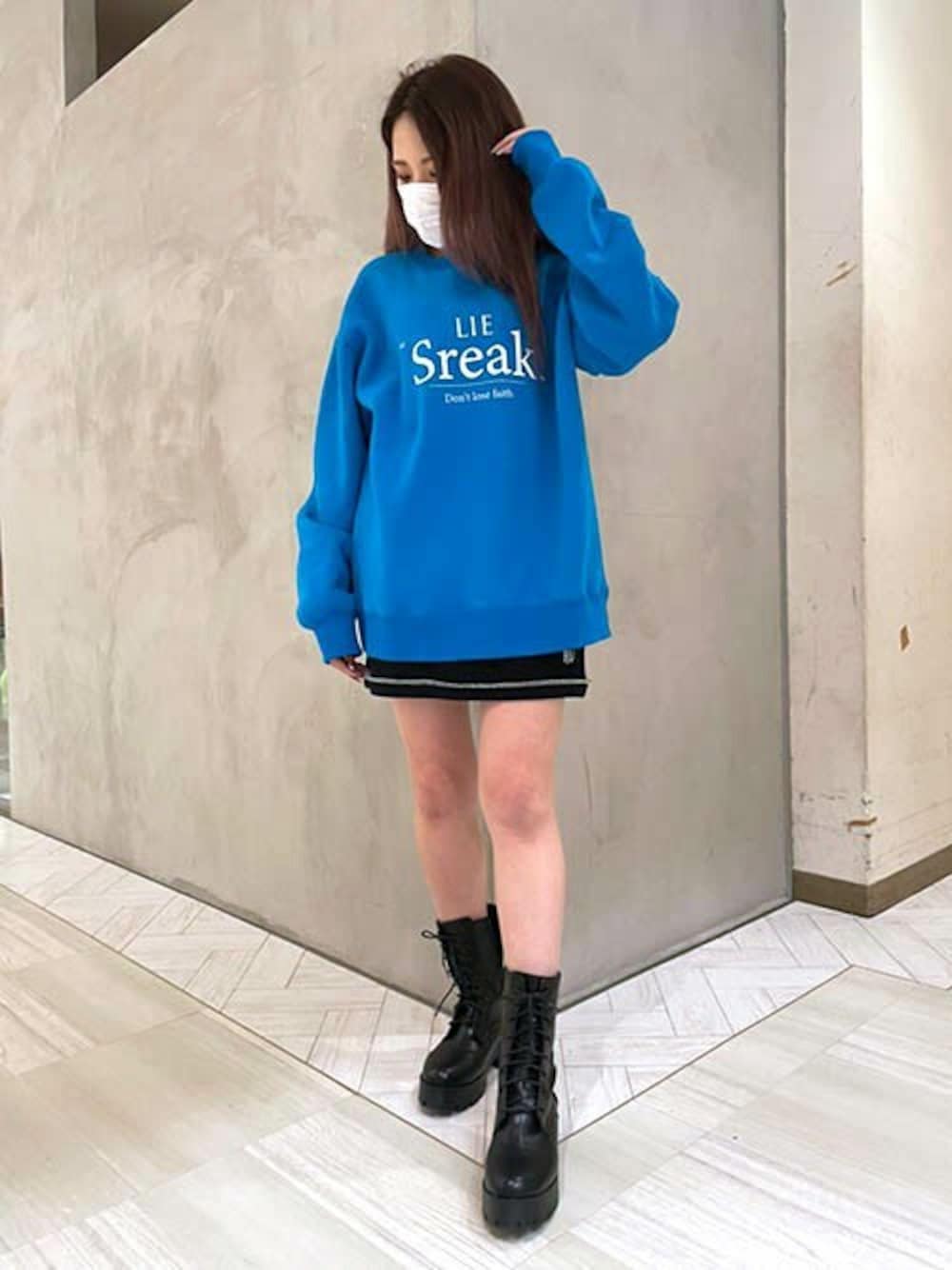 「スウェット、ミニスカート、ロゴスウェット、配色、スウェットスカート、レースアップブーツ、ブルーコーデ、プリントスウェット、RASVOA、ラスボア」｜「RASVOAのＬＩＥトレーナー/スウェット（スウェット、ブルー系）」を使った、RASVOA STAFFさん（レディース・155cm）の冬コーディネートの1枚目の写真