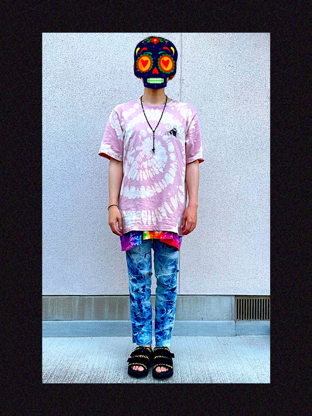 「ootd、休日スタイル、ブリーチ加工、UT、ダメージデニムパンツ、オーバーサイズ、厚底サンダル、ピンク、ユニクロ、梅雨」｜「FILAの【WEB限定】FILA/フィラ　アウトドアサンダル(アニマルプリント/フラットサンダル)（サンダル、ブラック系）」を使った、SKNYさん（レディース・158cm）の夏コーディネートの1枚目の写真