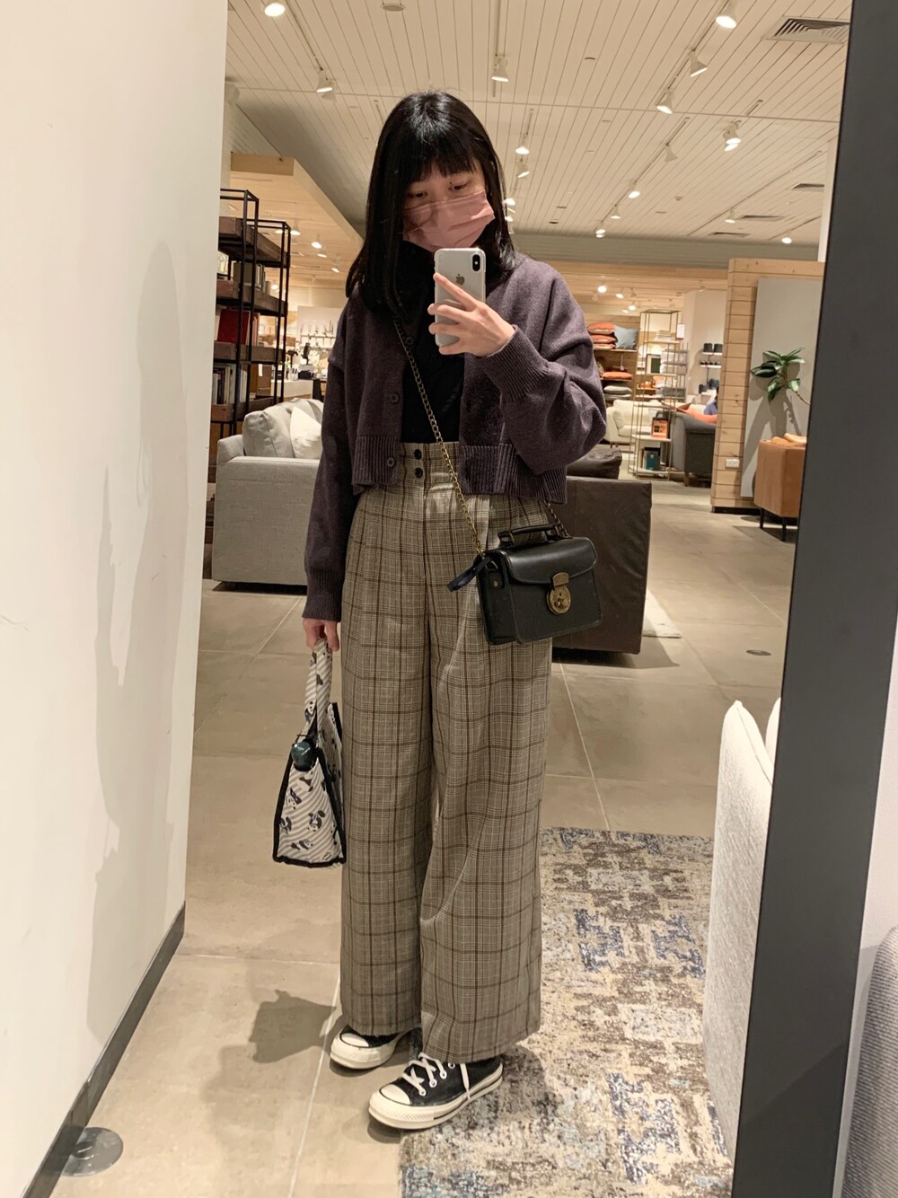 「earth music&ecologyのアイテム（トップス、ブラック系）」を使った、琳 ¨̮さん（レディース・157cm）の春コーディネートの1枚目の写真