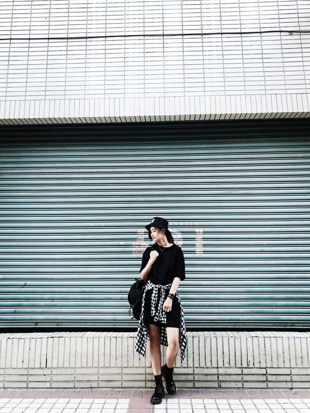「夏、黑色、黑色系、帥氣女孩、Dr.Martens、漁夫帽、電影院」｜「adidasのアイテム（サンバイザー、ブラック系）」を使った、mavis さん（レディース・165cm）の秋コーディネートの1枚目の写真