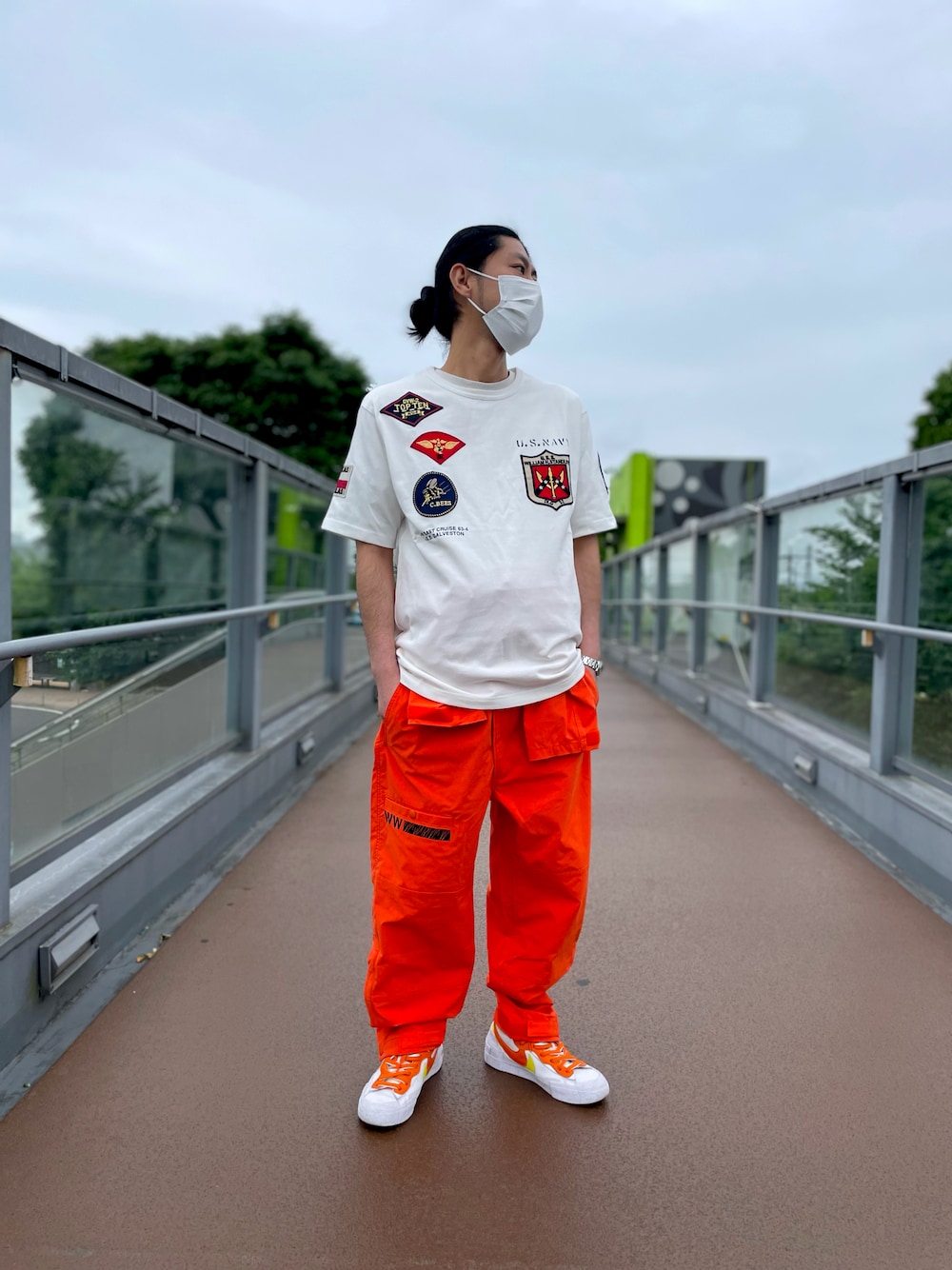 「スニーカー、カジュアル、大人カジュアル、つなぎ、ラフ、ビタミンカラー、カジュアルコーデ、白Tシャツ、ゆるコーデ、オトナカジュアル」｜「AVIREXの【AVIREX FLYER'S】ジャンプスーツ / JUMP SUIT AF / アヴィレックス / AVIREX（つなぎ/オールインワン、オレンジ系）」を使った、misoさん（メンズ・168cm）の春コーディネートの1枚目の写真