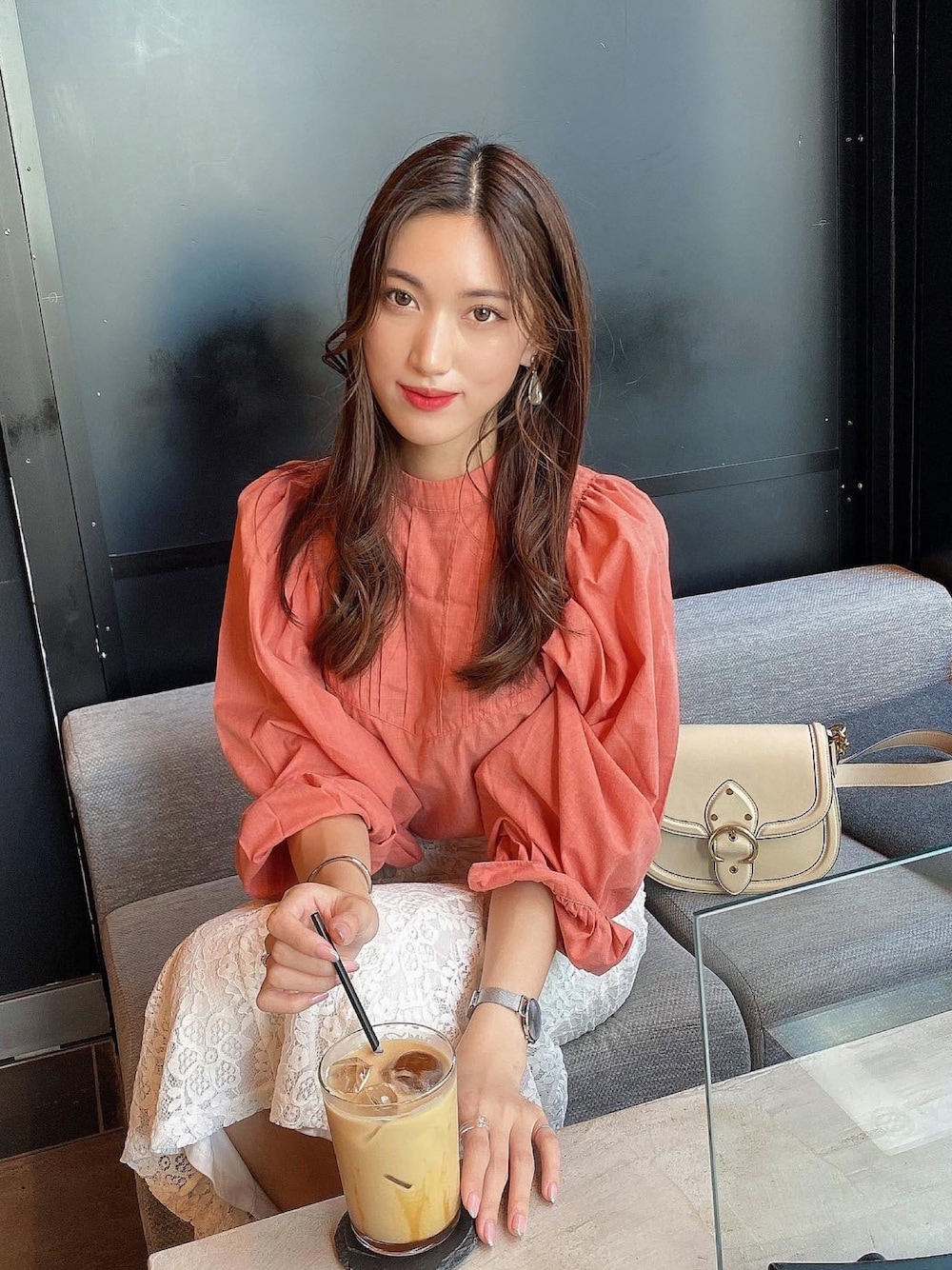 「秋ルック紹介するよ、シンプルコーデ、秋服準備はじめました、休日コーデ、オトナカワイイ、オフィスカジュアル、大人カジュアル、お洒落さんとつながりたい、マーメイドスカート、GRL、オレンジ、プチプラ、ブラウス、ビッグシルエット、秋コーデ」｜「GRLのアイテム（シャツ/ブラウス、オレンジ系）」を使った、𝐦𝐚𝐧𝐚𝐩𝐢𝐲𝐨さん（レディース・164cm）の秋コーディネートの1枚目の写真