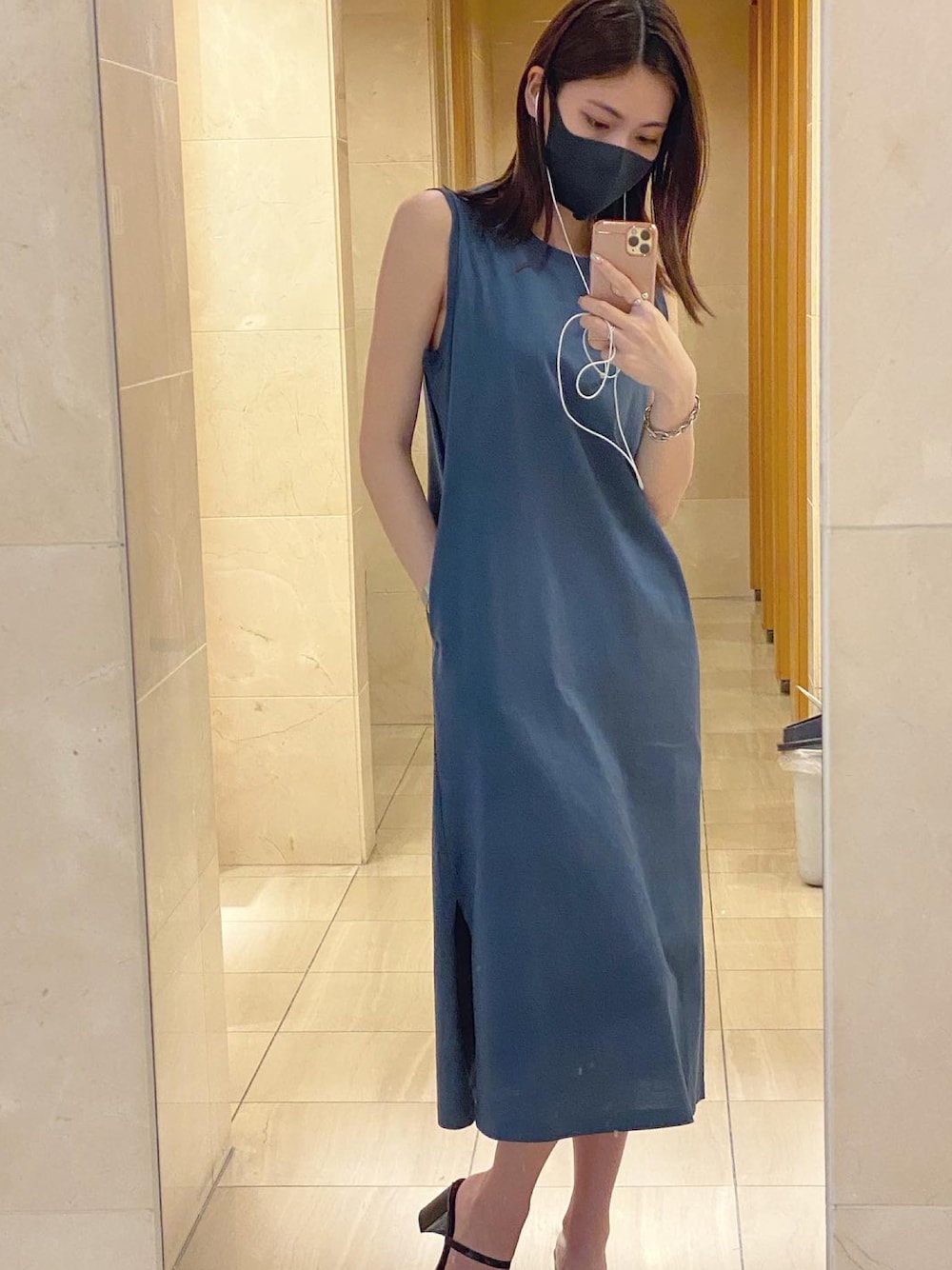 「UNIQLO、大人カジュアル、今日のコーデ、カジュアル、プチプラコーデ、サンダルコーデ、ootd、ラフ、休日コーデ、きれいめカジュアル、ブルー、ワンピース、シンプル、ノースリーブ、夏コーデ」｜「UNIQLOのアイテム（ワンピース、ブルー系）」を使った、𝐦𝐚𝐧𝐚𝐩𝐢𝐲𝐨さん（レディース・164cm）の夏コーディネートの1枚目の写真