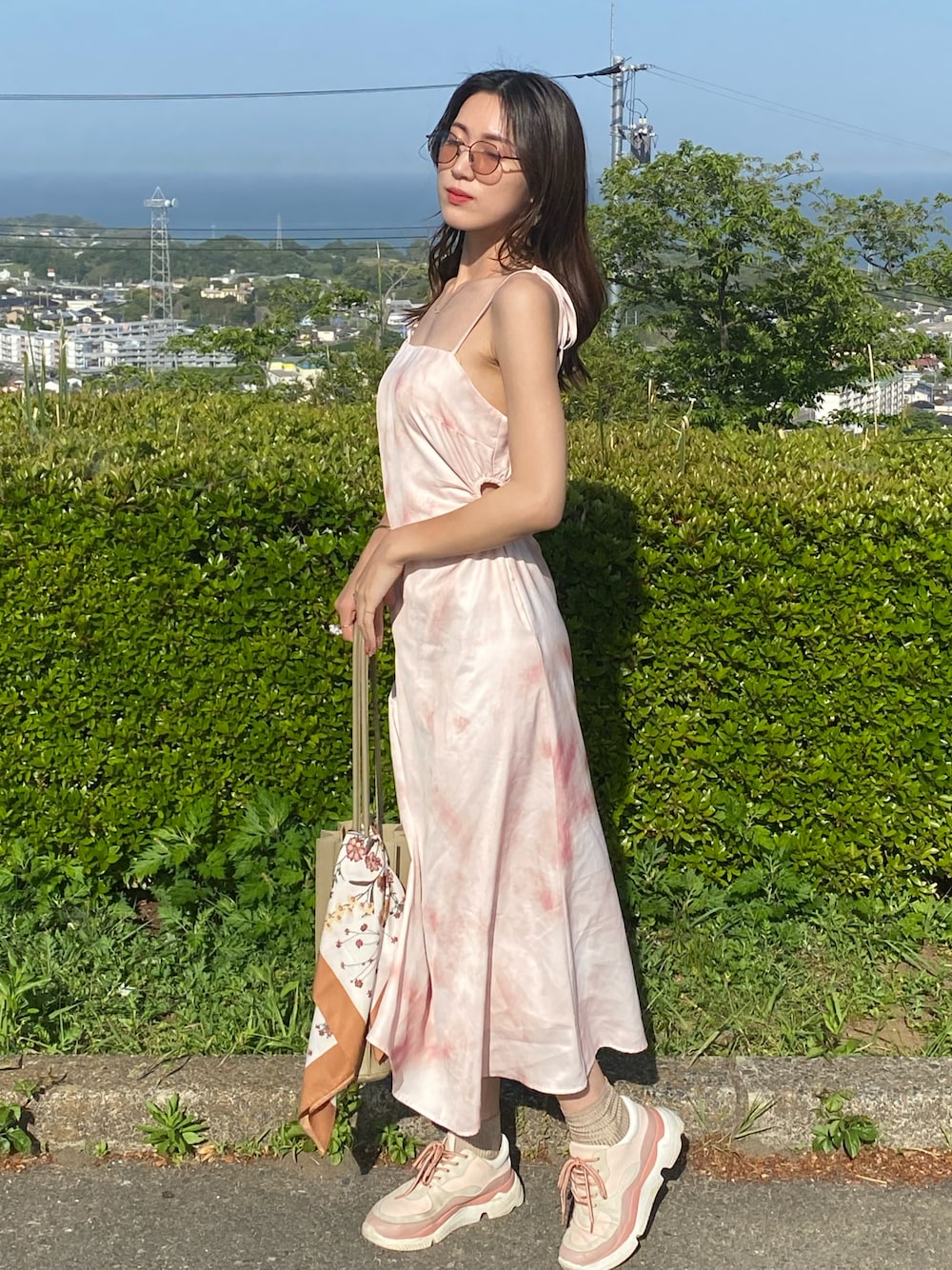 「キャミワンピ、夏コーデ、shein、シンプルコーデ、大人カジュアル、ootd、おでかけコーデ、マーメイドスカート、夏のワントーンコーデ、初夏コーデ、スニーカー、スニーカーコーデ、いいね、save、フォローお願いします🤑、instagram、サングラス」｜「CHARLES & KEITHのチャンキースニーカー / Chunky Sneakers（スニーカー、ピンク系）」を使った、𝐦𝐚𝐧𝐚𝐩𝐢𝐲𝐨さん（レディース・164cm）の夏コーディネートの1枚目の写真