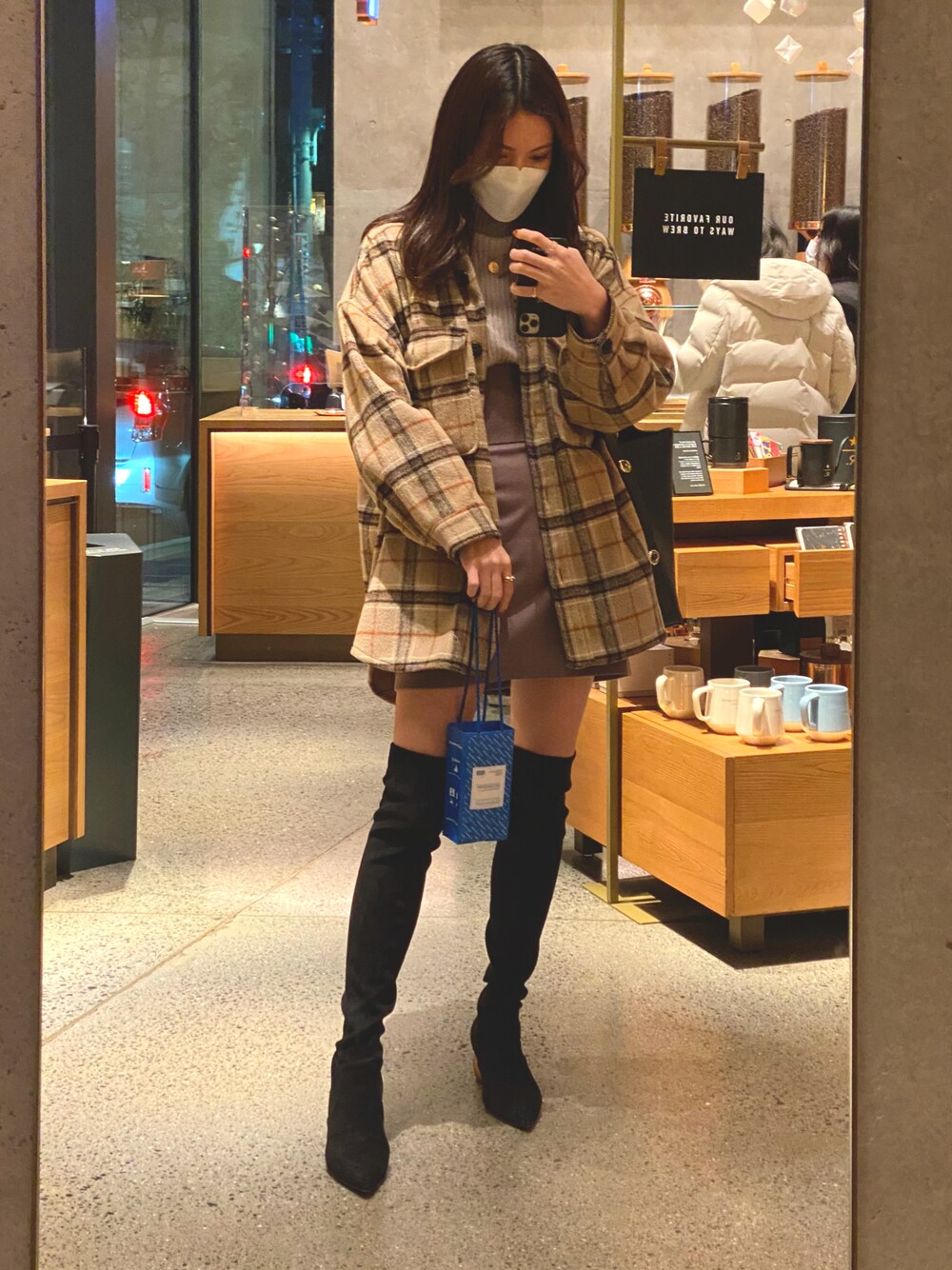 「冬コーデ、ビッグシルエット、ニーハイブーツ、今日のコーデ、CHARLES＆KEITH、EMODA、GRL、お洒落さんとつながりたい、大人ガーリー、大人カジュアル、ブラウンコーデ」｜「tiptopのCPOビッグシャツジャケット（その他アウター、その他）」を使った、𝐦𝐚𝐧𝐚𝐩𝐢𝐲𝐨さん（レディース・164cm）の冬コーディネートの1枚目の写真