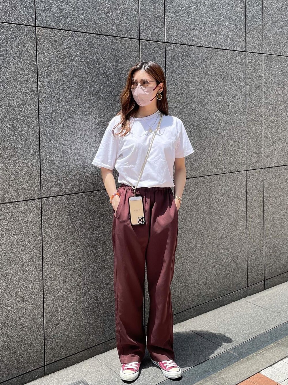 「夏コーデ、シンプルコーデ、今日のコーデ、カジュアルコーデ、プチプラ、プチプラコーデ、リンガーTシャツ、白Tシャツ、ootd、いいね、save、フォローお願いします🤑、instagram、converse、SENSEOFPLACE、auntmarie's、モデル」｜「Aunt Marie'sのリラックスイージーパンツ / Aunt Marie’ｓ（その他パンツ、ブラウン系）」を使った、𝐦𝐚𝐧𝐚𝐩𝐢𝐲𝐨さん（レディース・164cm）の夏コーディネートの1枚目の写真