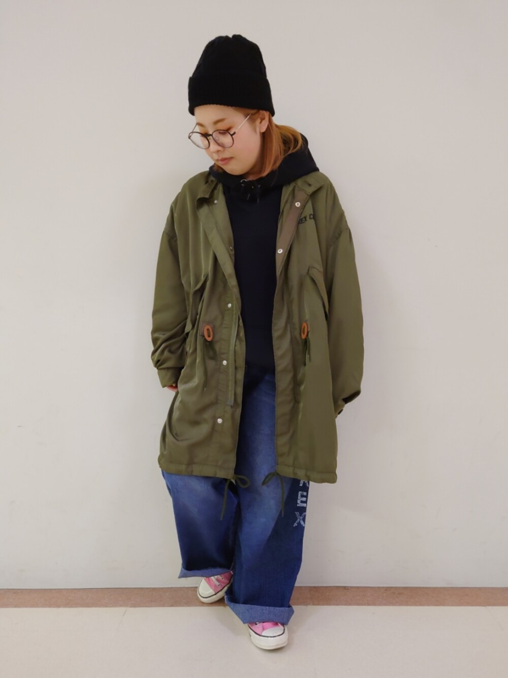 「AVIREX、AVIREXBelle、ootd、ファッションの力を信じよう、低身長、チビーズ✳︎、冬コーデ、グリーン、カジュアルコーデ、コンバース、ニット帽、デニム、私の推しブランド、パーカー、ミリタリー」｜「AVIREXのケーブルニットキャップ/ CABLE KNIT CAP（ニットキャップ/ビーニー、ブラック系）」を使った、sakiさん（レディース・147cm）の冬コーディネートの1枚目の写真