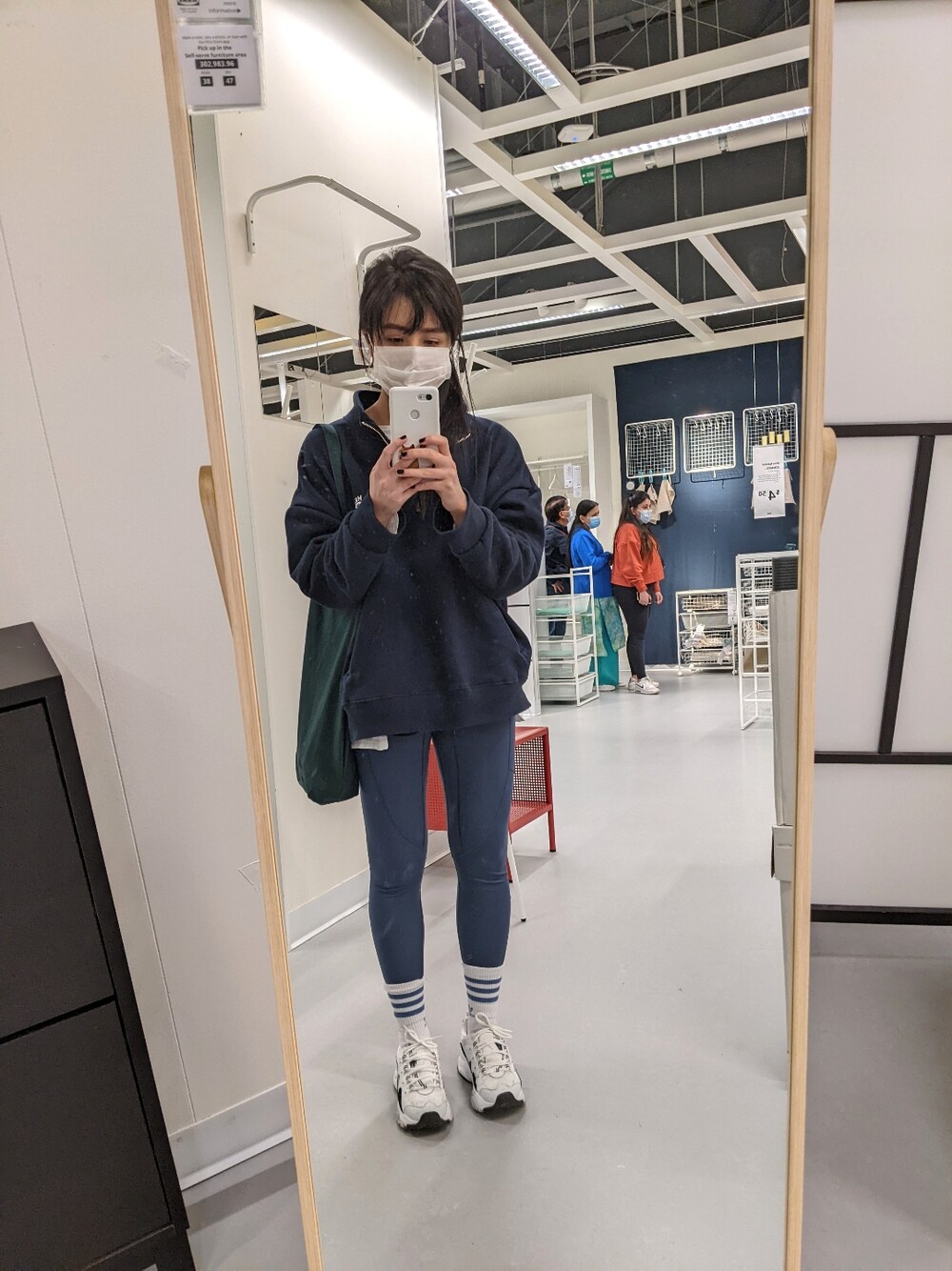 「girl、adidas、Skechers、leggings、sweatshirt、90's、sporty、kicks、athleisure、sneakers」｜「Everlaneのアイテム（レギンス/スパッツ、ブルー系）」を使った、Lizさん（レディース・157cm）の冬コーディネートの1枚目の写真