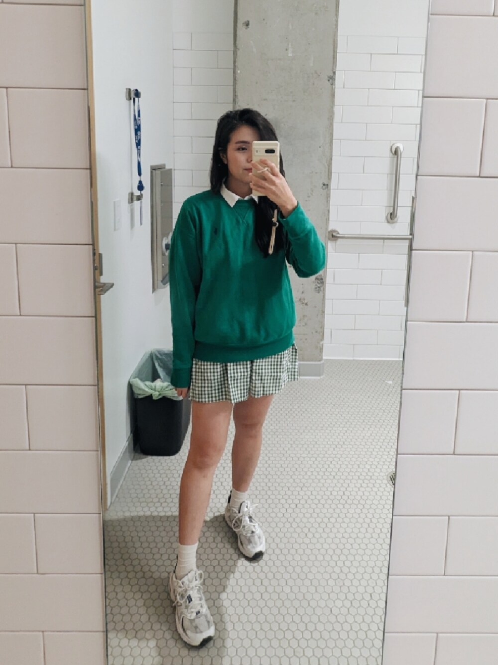 「VINTAGE、girl、90's、sporty、kicks、athleisure、New Balance、Polo Ralph Lauren、green、preppy、classic、autumn、ootd、STYLE、plaid」｜「POLO RALPH LAURENのアイテム（スウェット、グリーン系）」を使った、Lizさん（レディース・157cm）の秋コーディネートの1枚目の写真