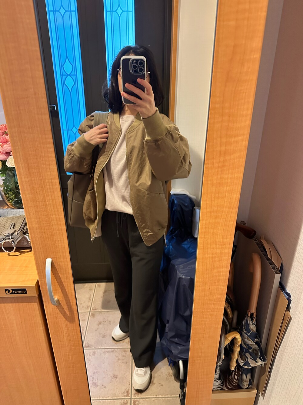 「春、今日のコーデ、カジュアルコーデ、シンプル、オトナカジュアル、オトナ女子、お洒落さんとつながりたい、ootd、春カラー、きれいめカジュアル、シンプルコーデ、パンツスタイル、MA-1、キレイめ、カジュアル」｜「Spick & Spanのウォッシャブル ウールラウンドプルオーバー◆（ニット/セーター、ベージュ系）」を使った、まろんさん（レディース・160cm）の春コーディネートの1枚目の写真