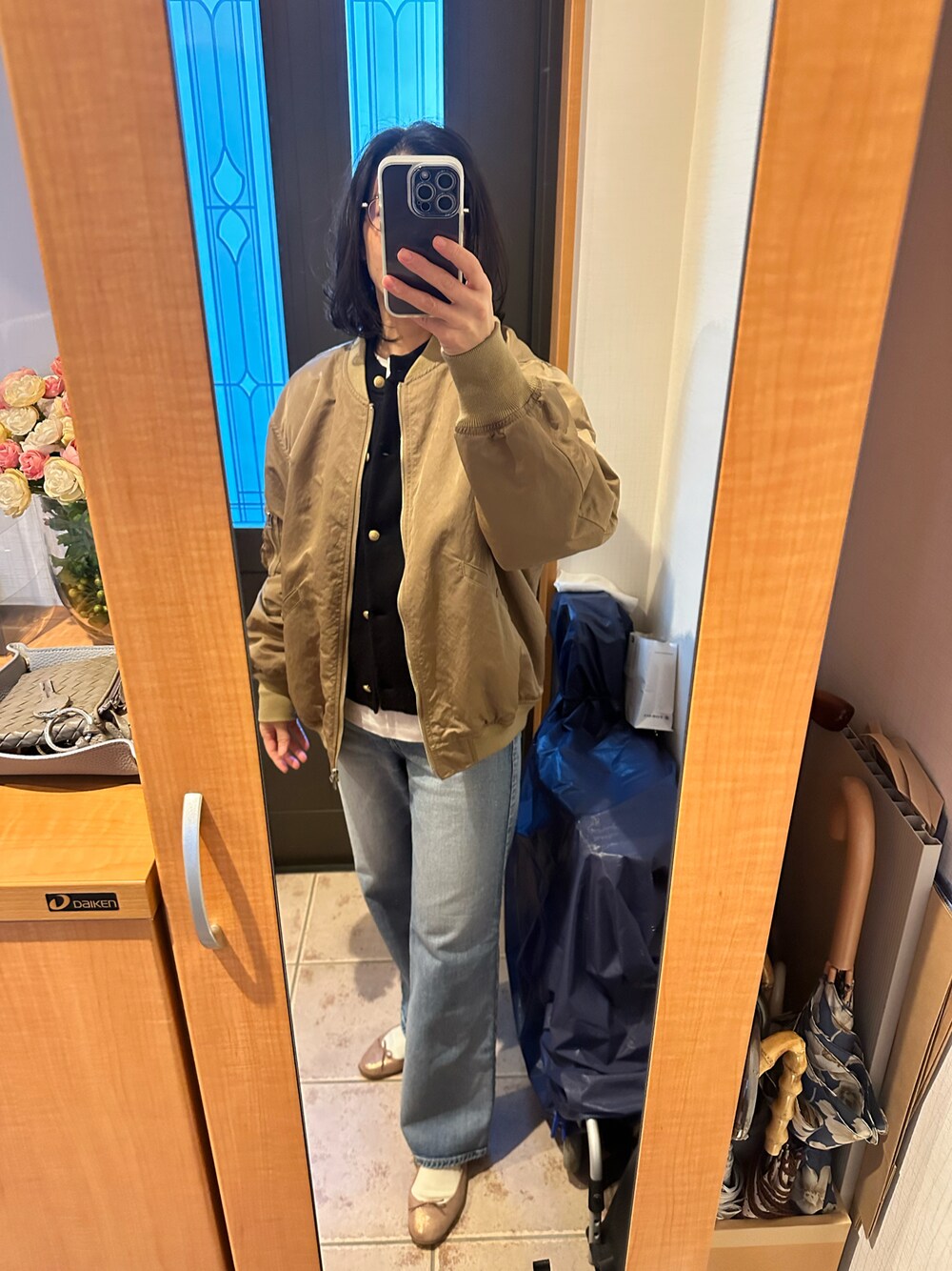 「春服デビュー宣言、カジュアルコーデ、シンプルスタイル、私の推しブランド、パンツスタイル、おでかけコーデ、お洒落さんとつながりたい、シンプルコーデ、バレーシューズ、骨格ストレート、いいね、save、フォローお願いします🤑、デニム、ワイドデニム、きれいめカジュアル、カジュアル」｜「Repettoの【35-38】BALLERINA / CENDRILLON (METALLIC GOATSKIN  SUEDE / Spirit white, Orgeat grey)（バレエシューズ、ピンク系）」を使った、まろんさん（レディース・160cm）の春コーディネートの1枚目の写真
