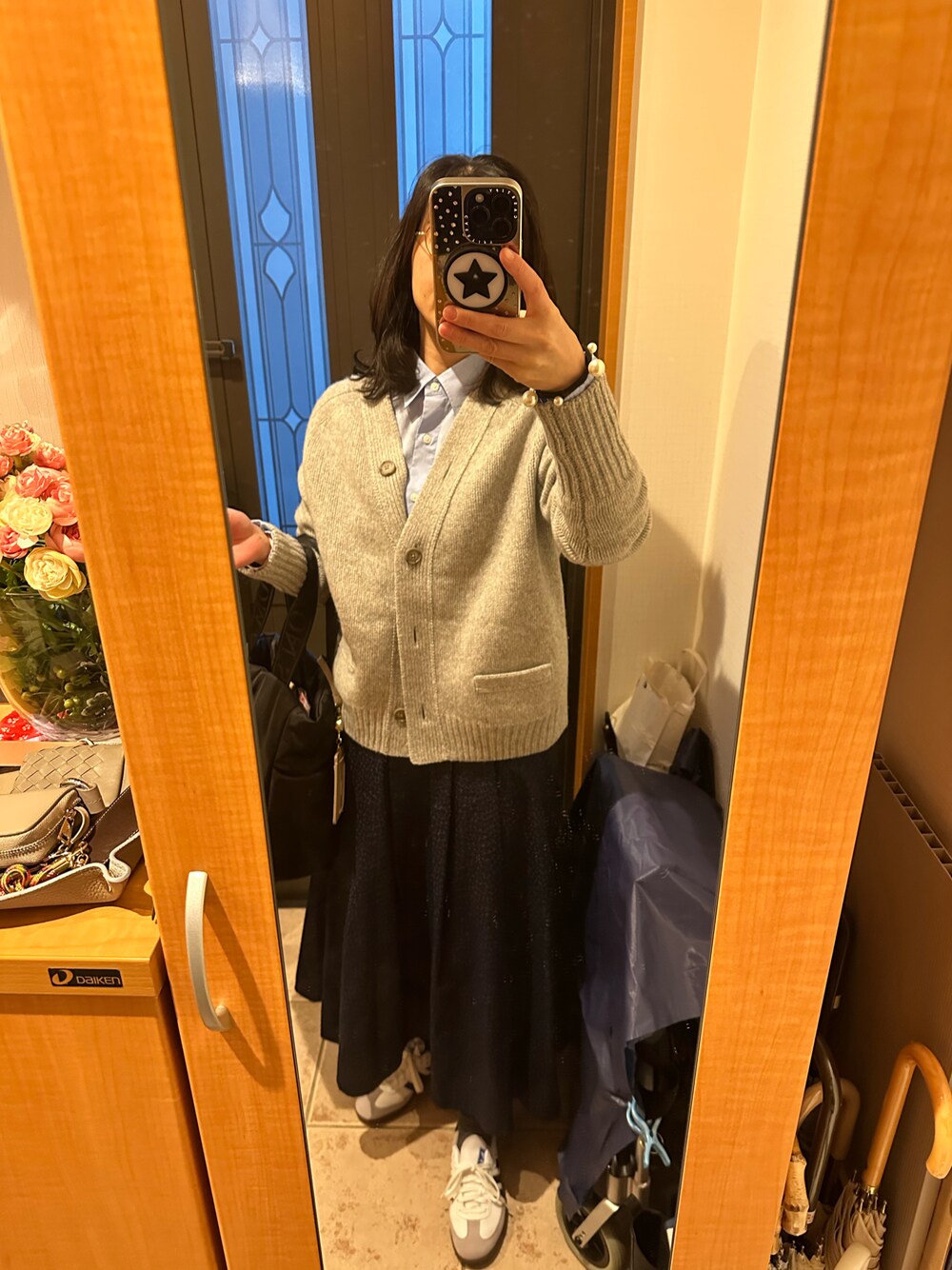 「プチプラ、UNIQLO、シャツスタイル、レイヤードスタイル、カーディガン、きれいめカジュアル、キレイめ、スニーカー、スカート、花柄、きれいめ、オトナ女子、オトナカジュアル、おしゃれさんと繋がりたい、いいね、save、フォローお願いします🤑」｜「IENAのAQUAラグランVネックカーディガン◆（カーディガン/ボレロ、グレー系）」を使った、まろんさん（レディース・160cm）の冬コーディネートの1枚目の写真