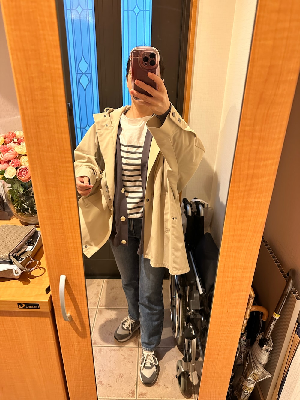 グレー系のTシャツ/カットソー、ベージュ系のその他アウター、グレー系のカーディガン/ボレロを着用したレディースの春コーディネートの1枚目の写真