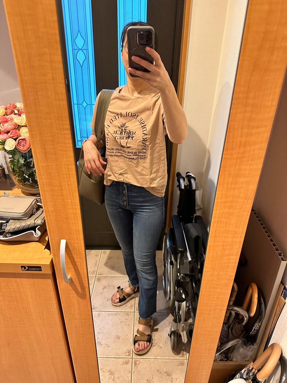 ベージュ系のTシャツ/カットソー、ブルー系のデニムパンツ、イエロー系のサンダルを着用したレディースの夏コーディネートの1枚目の写真