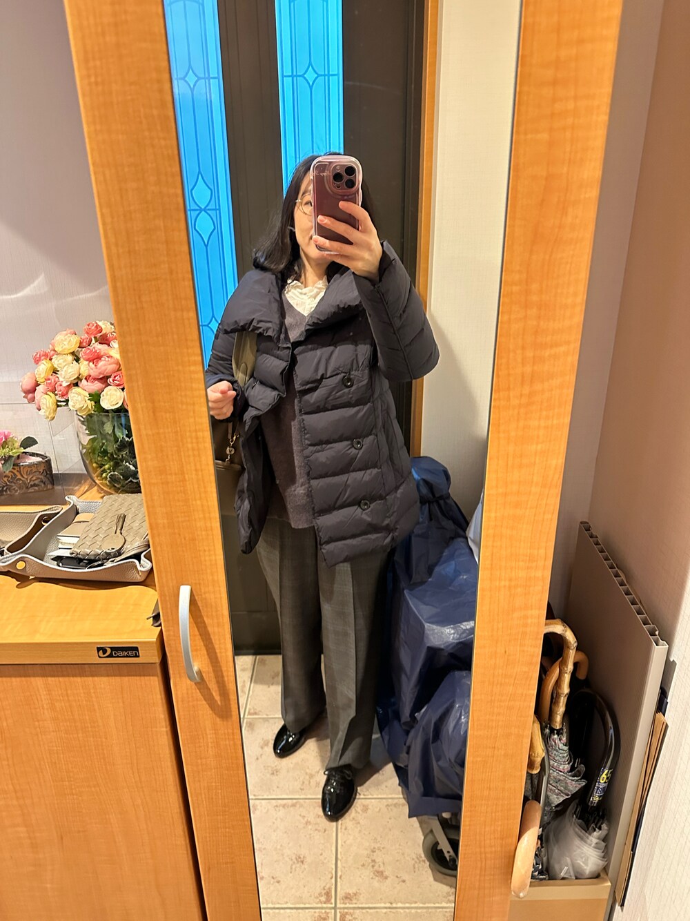 「お仕事コーデ、冬アウター、お洒落さんとつながりたい、大人女子、冬、着回しコーデ、ootd、大人コーデ、きれいめカジュアル、キレイめ、ブラウス、ニット、パンツスタイル、キレイめコーデ、シンプルコーデ」｜「TATRASのTATRAS(タトラス)/LORENZANA/LTA17A4488/STORY11月号掲載（ダウンジャケット/コート、ブラック系）」を使った、まろんさん（レディース・160cm）の冬コーディネートの1枚目の写真