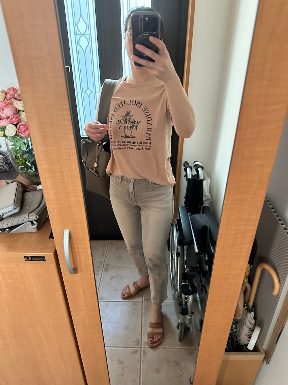 ベージュ系のTシャツ/カットソー、ベージュ系のデニムパンツ、その他のシューズを着用したレディースの夏コーディネートの1枚目の写真