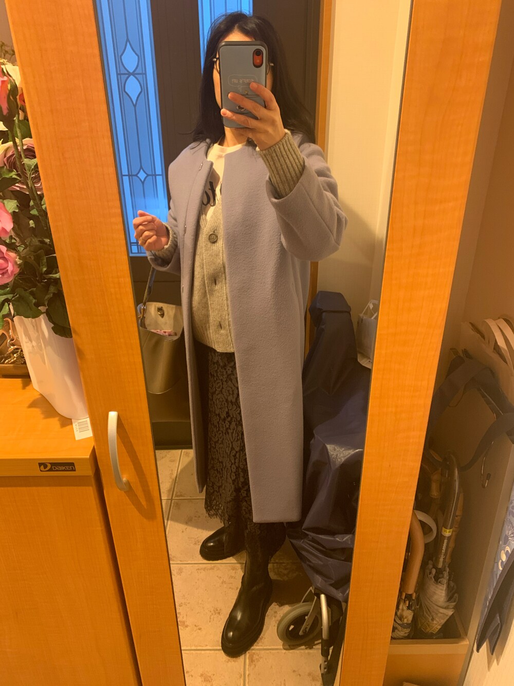 ブルー系のその他アウター、グレー系のスカート、グレー系のカーディガン/ボレロを着用したレディースの冬コーディネートの1枚目の写真