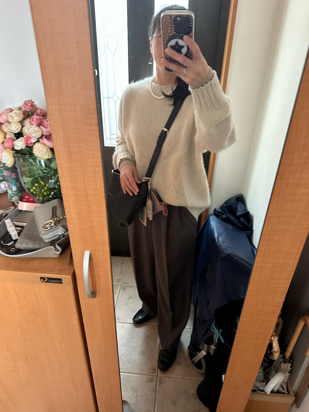 「冬コーデ、パンツスタイル、おでかけコーデ、オトナカジュアル、ゆるコーデ、大人女子、きれいめコーディネート、いいね、save、フォローお願いします🤑、ootd、骨格ストレート、ニット、きれいめカジュアル、キレイめ、オトナ女子、お洒落さんとつながりたい」｜「plageのYak Big プルオーバー（ニット/セーター、ホワイト系）」を使った、まろんさん（レディース・160cm）の冬コーディネートの1枚目の写真