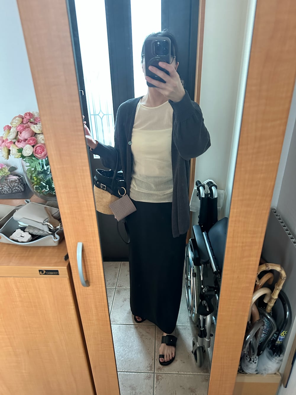 ホワイト系のキャミソール、グレー系のカーディガン/ボレロ、ベージュ系のTシャツ/カットソーを着用したレディースの春コーディネートの1枚目の写真