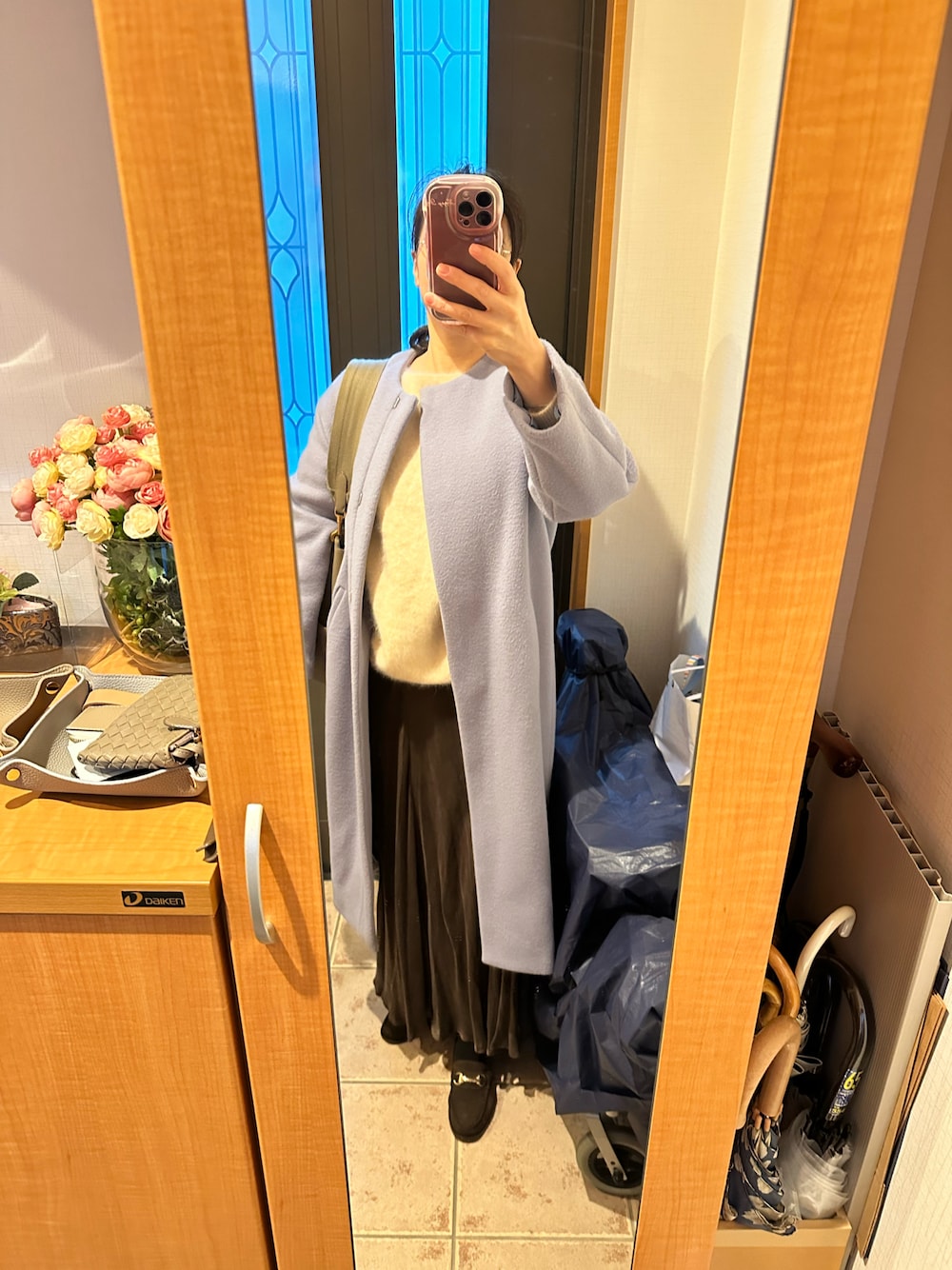 ブルー系のその他アウター、ベージュ系のニット/セーター、ブラウン系のスカートを着用したレディースの冬コーディネートの1枚目の写真