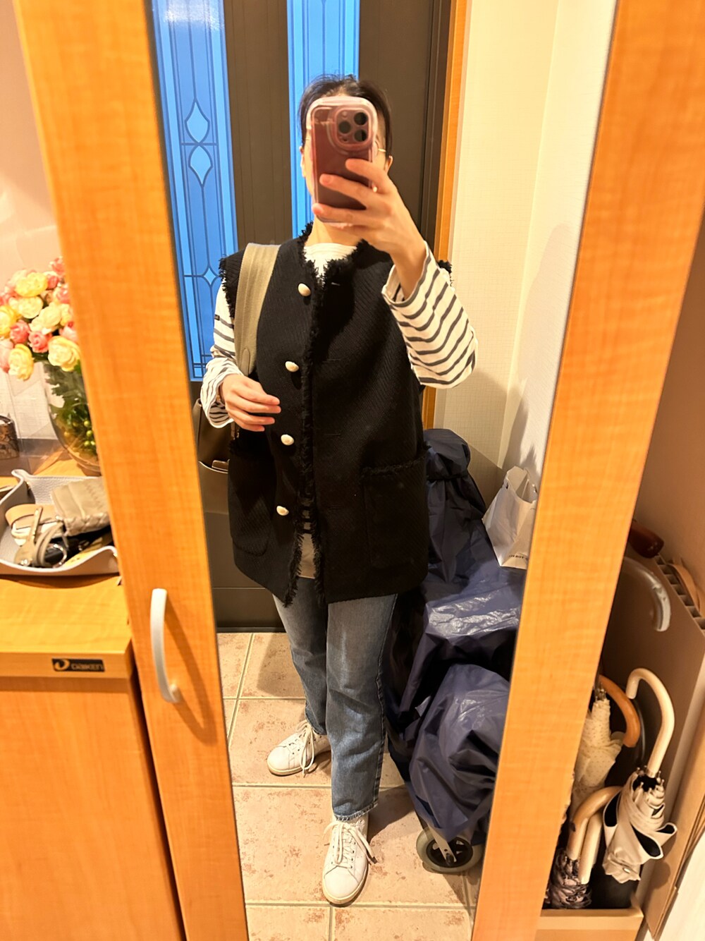 ブラック系のジャケット/アウター、ブラック系のTシャツ/カットソー、ブルー系のデニムパンツを着用したレディースの秋コーディネートの1枚目の写真