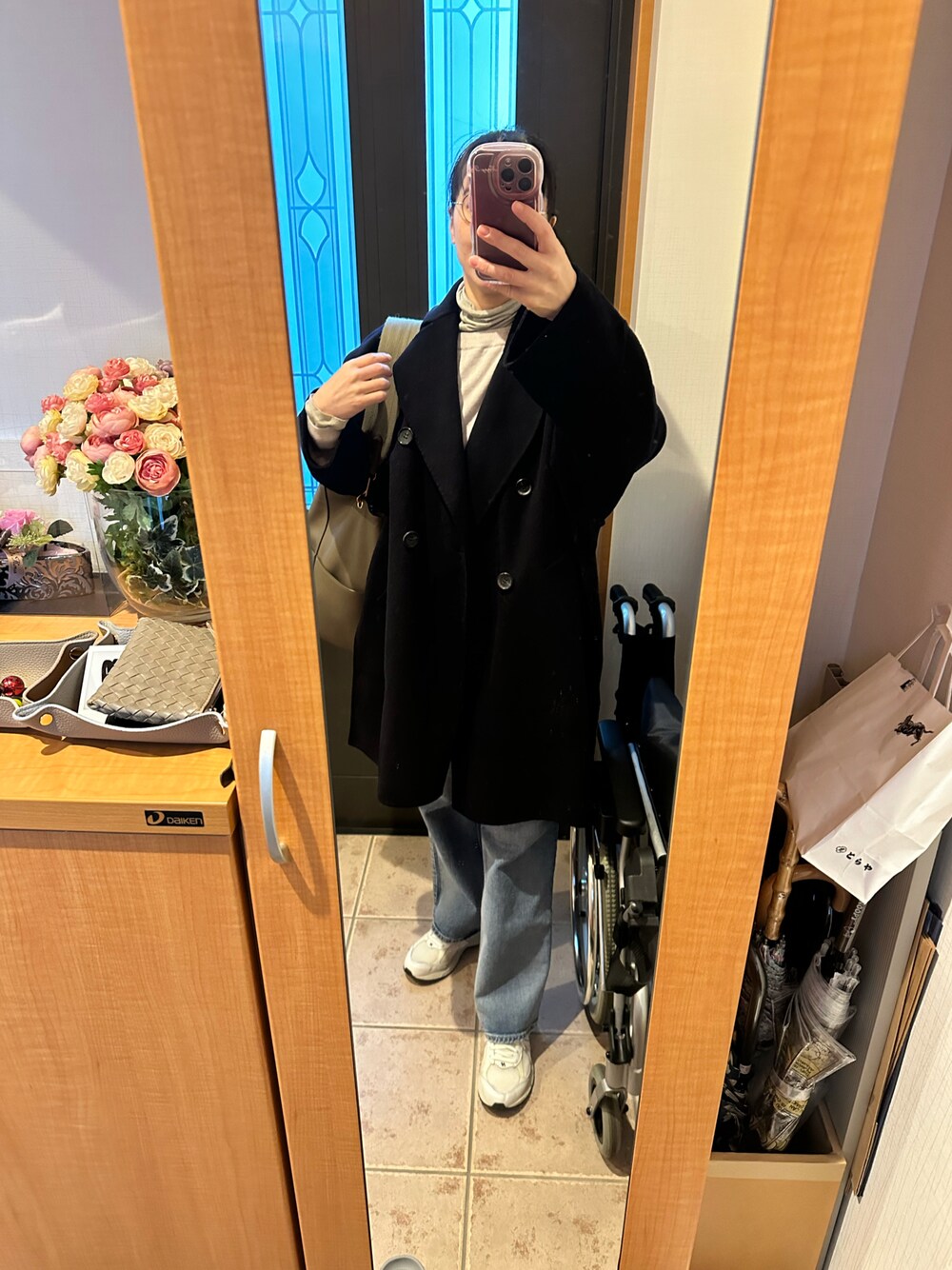 ブルー系のその他アウター、ベージュ系のニット/セーター、グレー系のTシャツ/カットソーを着用したレディースの春コーディネートの1枚目の写真