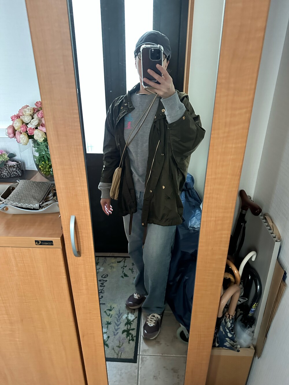 「ファッションを楽しもう、おしゃれさんと繋がりたい、シンプルコーデ、パンツスタイル、デニム、ワイドデニム、シンプル、ラクチンコーデ、カジュアルコーデ、スニーカー、オトナカジュアル、カジュアル、スウェット、いいね、save、フォローお願いします🤑、オトナ女子」｜「WOOLRICHのWOOLRICH(ウールリッチ)   ANORAK  アノラックパーカー/WWOU0465（ブルゾン、グリーン系）」を使った、まろんさん（レディース・160cm）の秋コーディネートの1枚目の写真