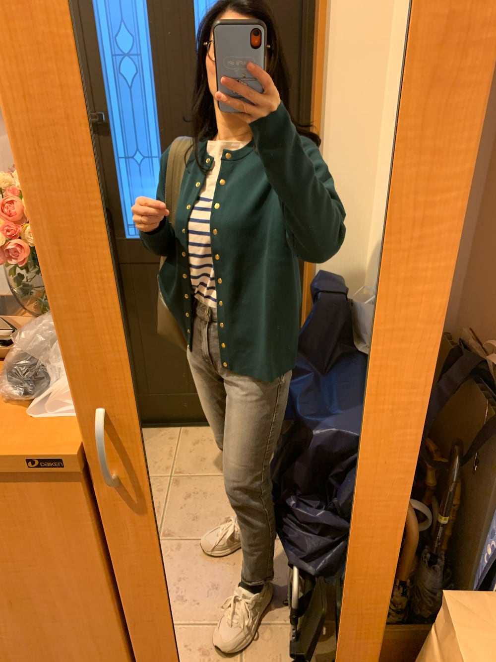 「今日のコーデ、シンプル、カジュアル、パンツスタイル、大人女子、お洒落さんとつながりたい、大人コーデ、きれいめカジュアル、キレイめ、カラーコーデ、グリーン、ボーダー、スニーカー、カーディガン、デニム」｜「FRAMeWORKのGASS COTTONカーディガン◆（カーディガン/ボレロ、グリーン系）」を使った、まろんさん（レディース・160cm）の冬コーディネートの1枚目の写真