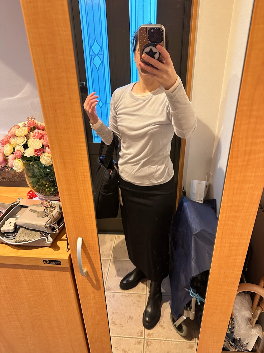 「レイヤードスタイル、メガネ女子、大人コーデ、カジュアルスタイル、大人女子、モノトーンコーデ、いいね、save、フォローお願いします🤑、タイトスカート、スカート、サイドゴアブーツ、シンプル、オトナ女子、きれいめカジュアル、キレイめ、おしゃれさんと繋がりたい」｜「IENAのリヨセルカシミヤロングTシャツ（Tシャツ/カットソー、ブルー系）」を使った、まろんさん（レディース・160cm）の冬コーディネートの1枚目の写真