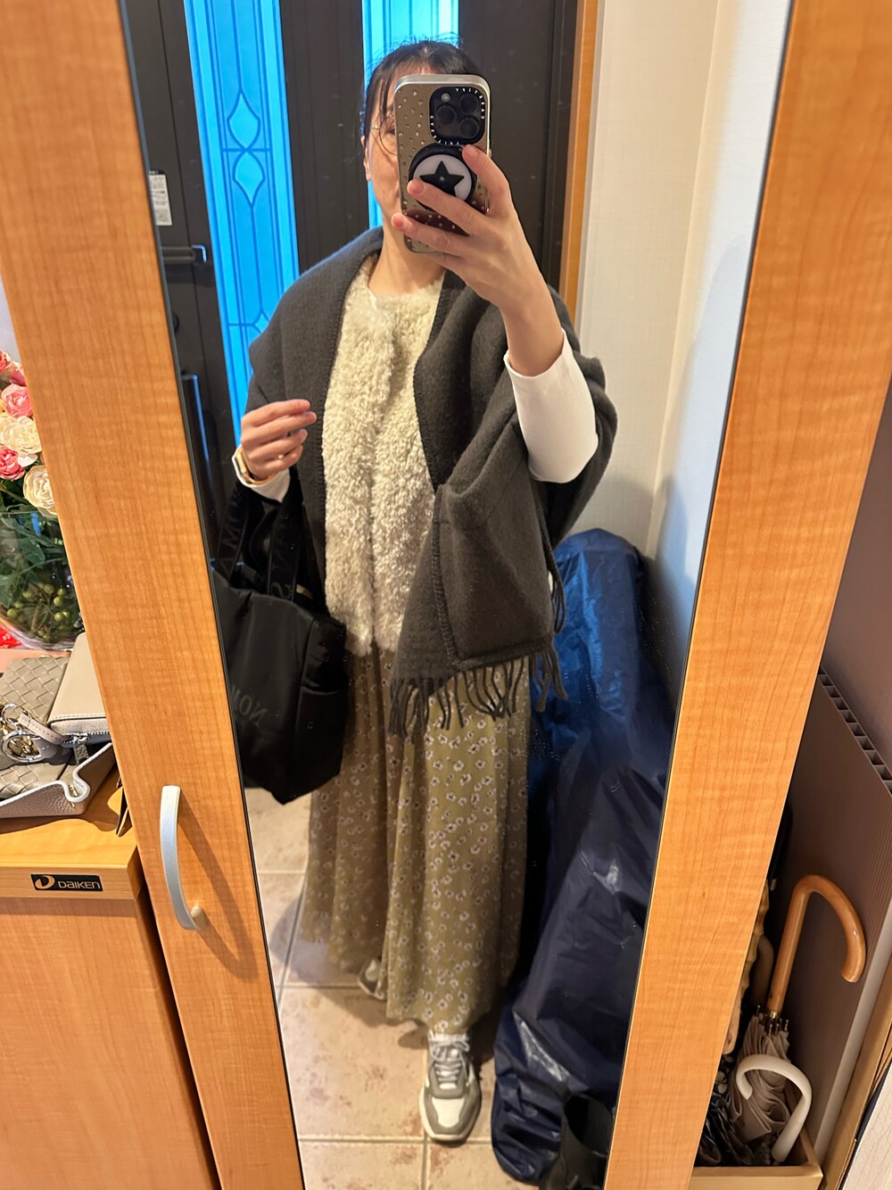 「秋服、オトナカジュアル、スカートコーデ、お洒落さんとつながりたい、ootd、大人女子、ゆるコーデ、プチプラ、UNIQLO、いいね、save、フォローお願いします🤑、Tシャツ/カットソー、キレイめ、きれいめカジュアル、スニーカー、花柄」｜「IENAの《追加》NOMADIS/ノマディス 別注 SAC PADDED トートバッグ（トートバッグ、ブラック系）」を使った、まろんさん（レディース・160cm）の秋コーディネートの1枚目の写真