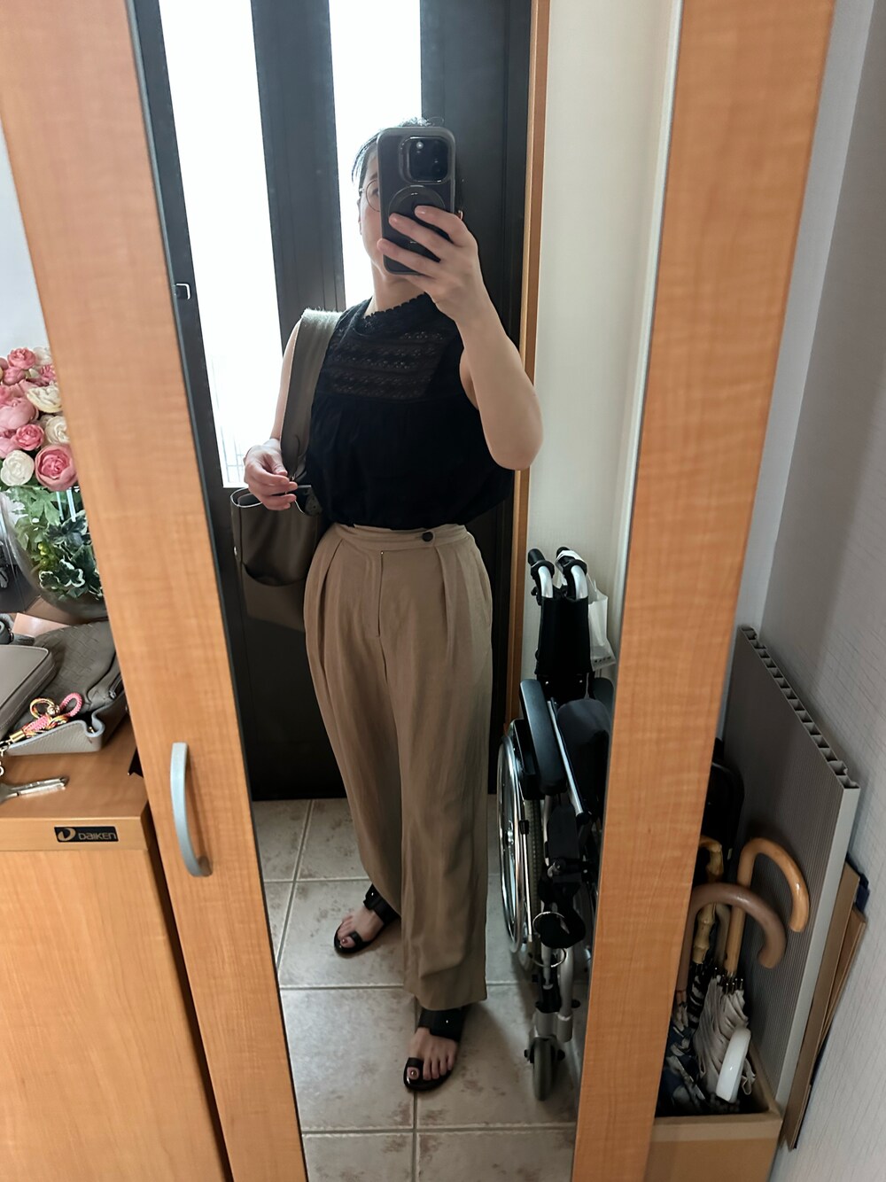 ブラック系のシャツ/ブラウス、ベージュ系のその他パンツ、ブラック系のサンダルを着用したレディースの夏コーディネートの1枚目の写真