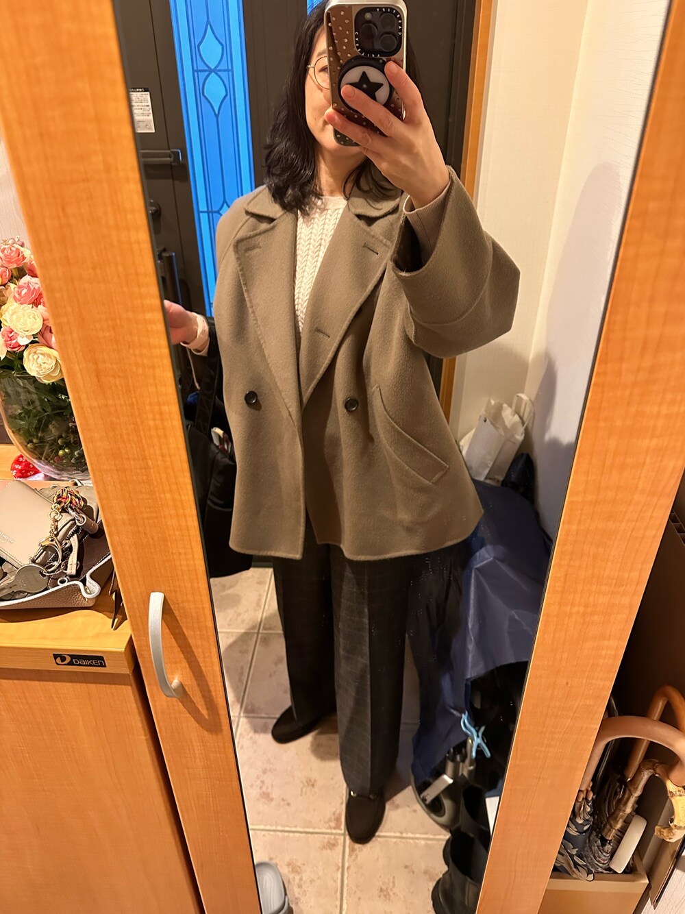 ベージュ系のその他アウター、ベージュ系のニット/セーター、その他のパンツを着用したレディースの冬コーディネートの1枚目の写真