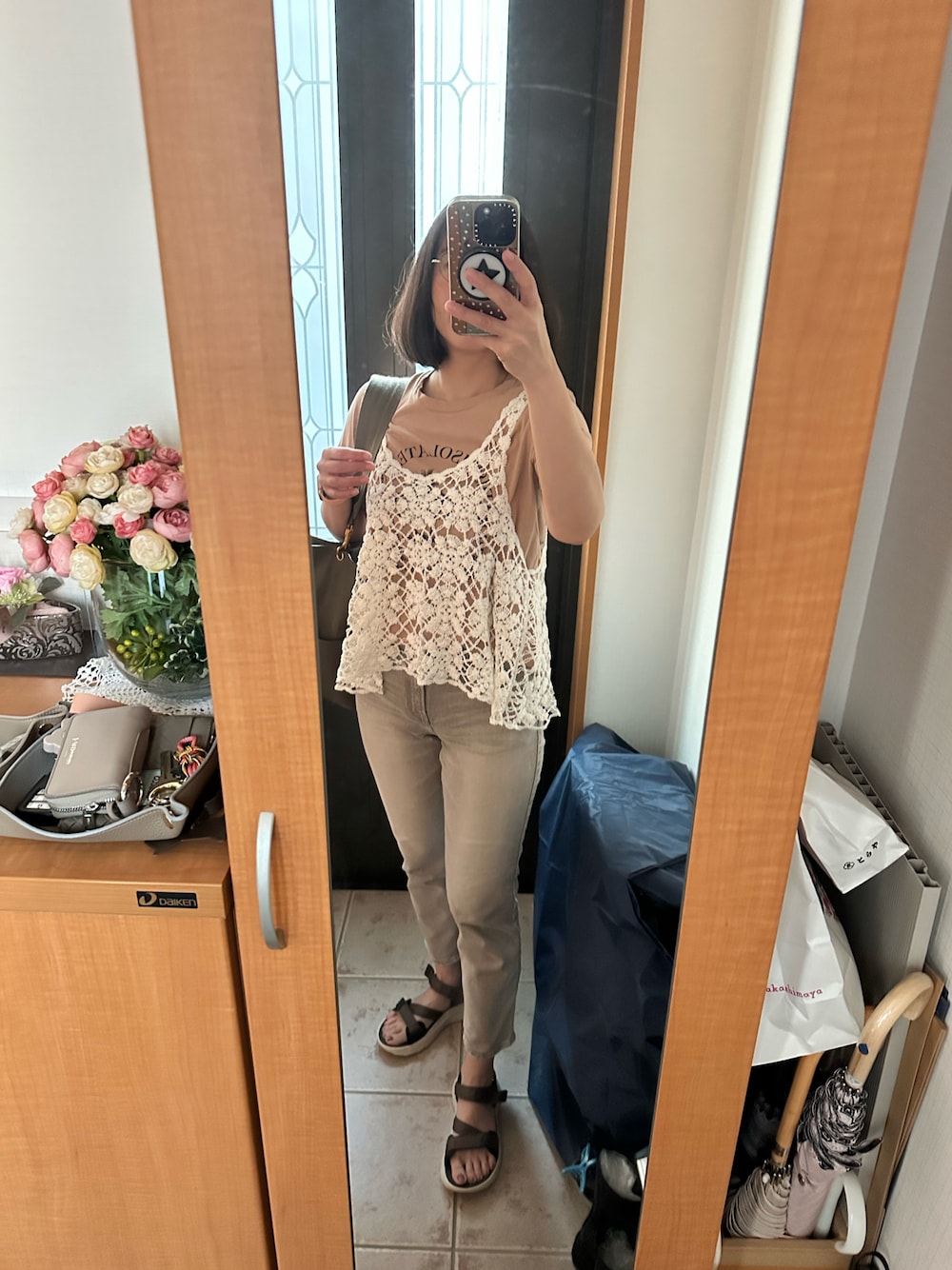 ホワイト系のニット/セーター、ベージュ系のTシャツ/カットソー、ベージュ系のデニムパンツを着用したレディースの夏コーディネートの1枚目の写真