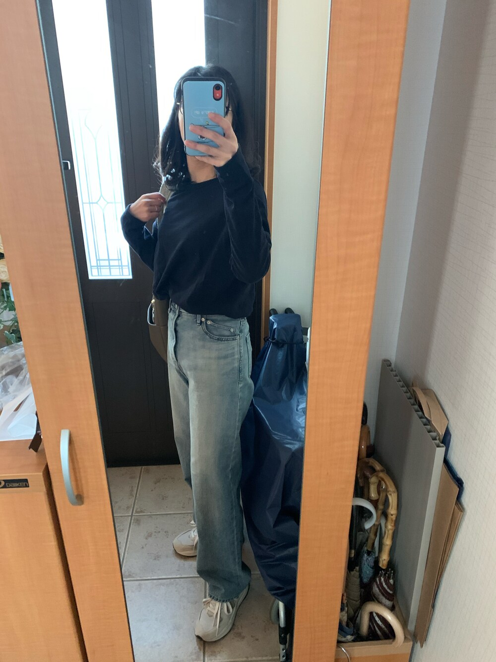 「ごきげんウィーク、大人カジュアル、春コーデ、ゆるコーデ、カラーコーデ、ワントーンコーデ、スニーカーコーデ、大人女子、シンプルコーデ、春服、きれいめカジュアル、カジュアル、デニムコーデ、ワイドパンツ、トレンド」｜「Deuxieme Classeの*Layering Tシャツ（Tシャツ/カットソー、ブルー系）」を使った、まろんさん（レディース・160cm）の春コーディネートの1枚目の写真