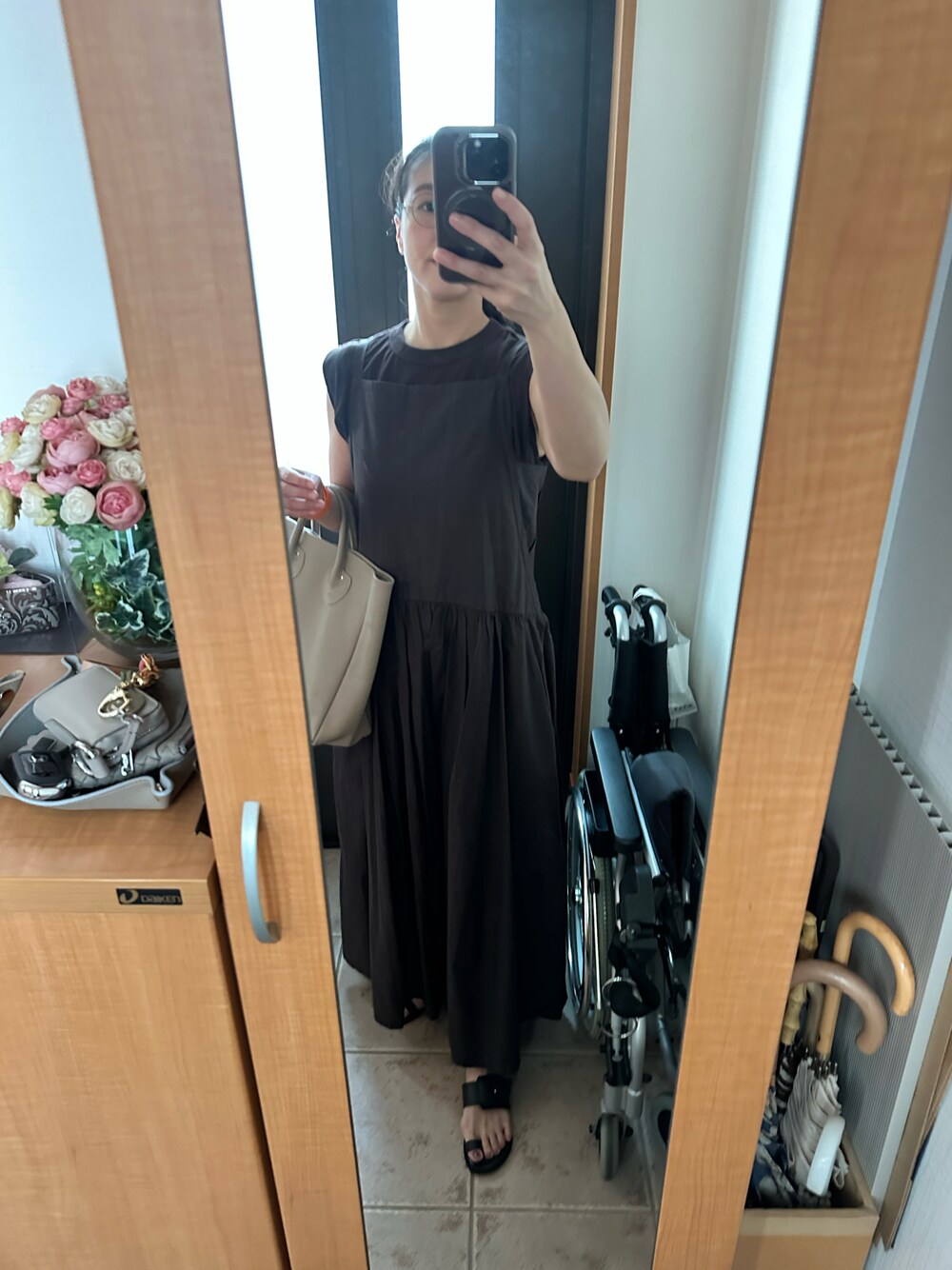 ベージュ系のトートバッグ、グレー系のワンピース、ブラウン系のタンクトップを着用したレディースの夏コーディネートの1枚目の写真