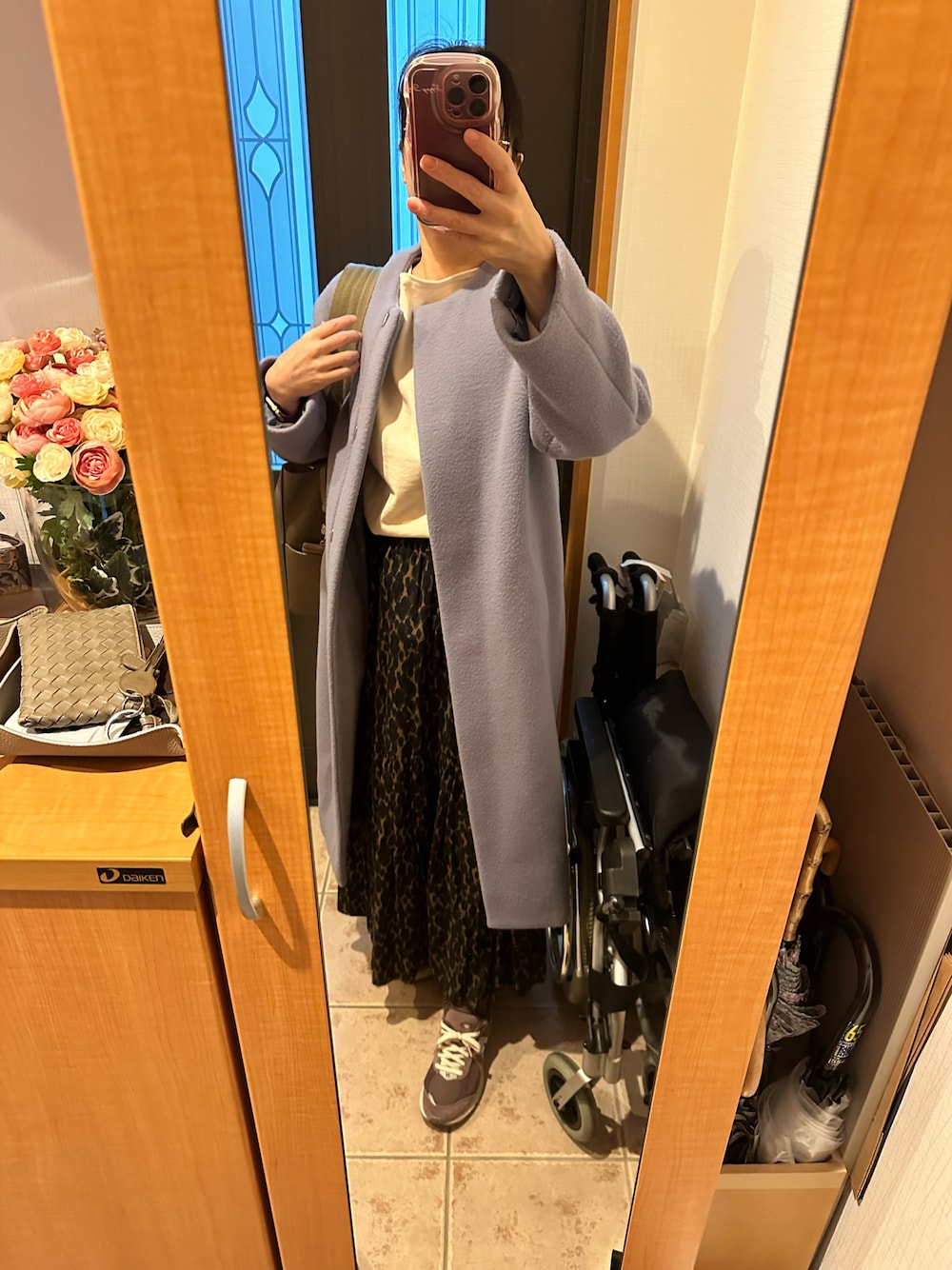 グリーン系のスカート、ブルー系のその他アウター、ホワイト系のTシャツ/カットソーを着用したレディースの冬コーディネートの1枚目の写真