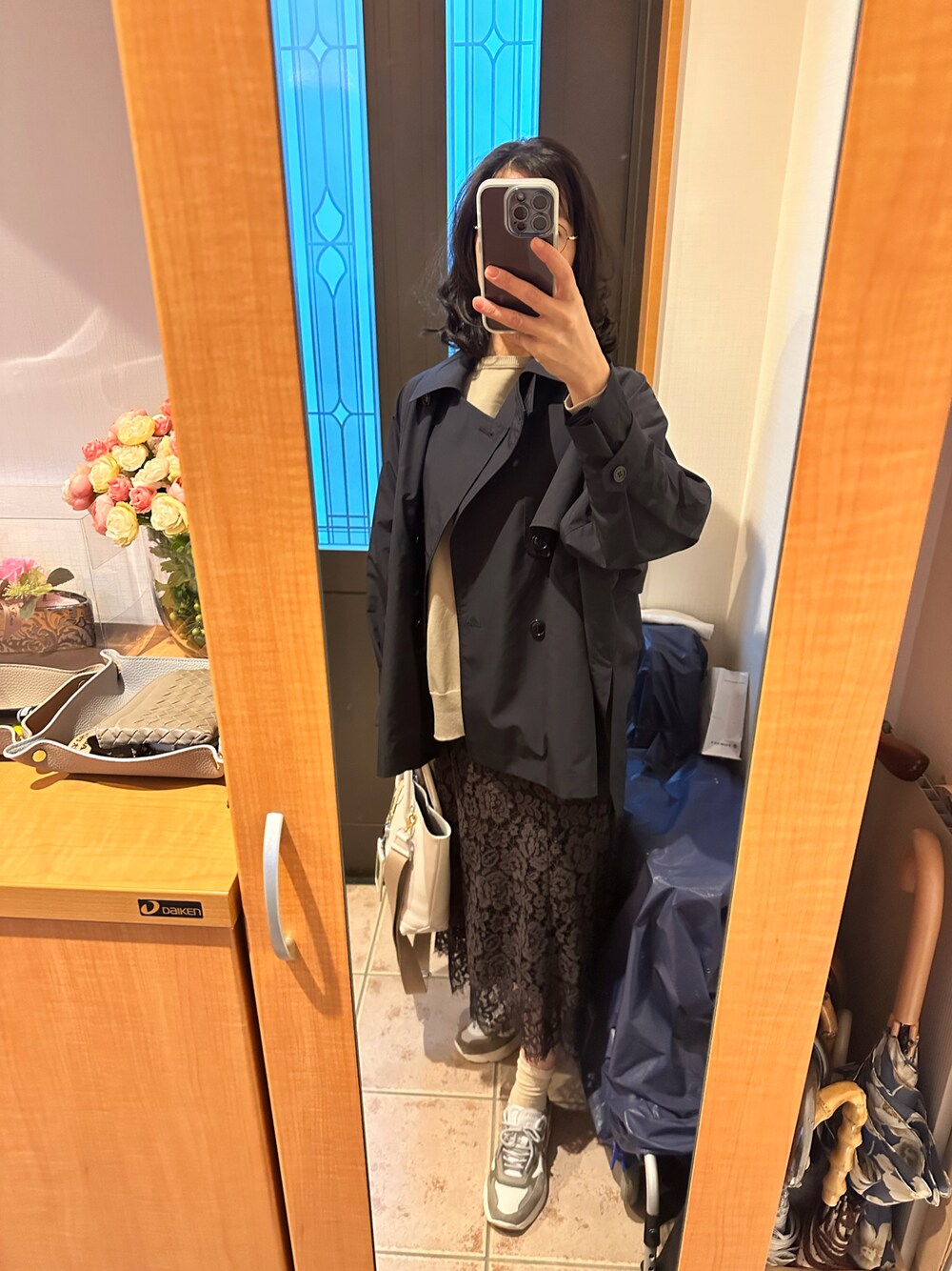 ブルー系のその他アウター、ベージュ系のニット/セーター、ホワイト系のバッグを着用したレディースの春コーディネートの1枚目の写真