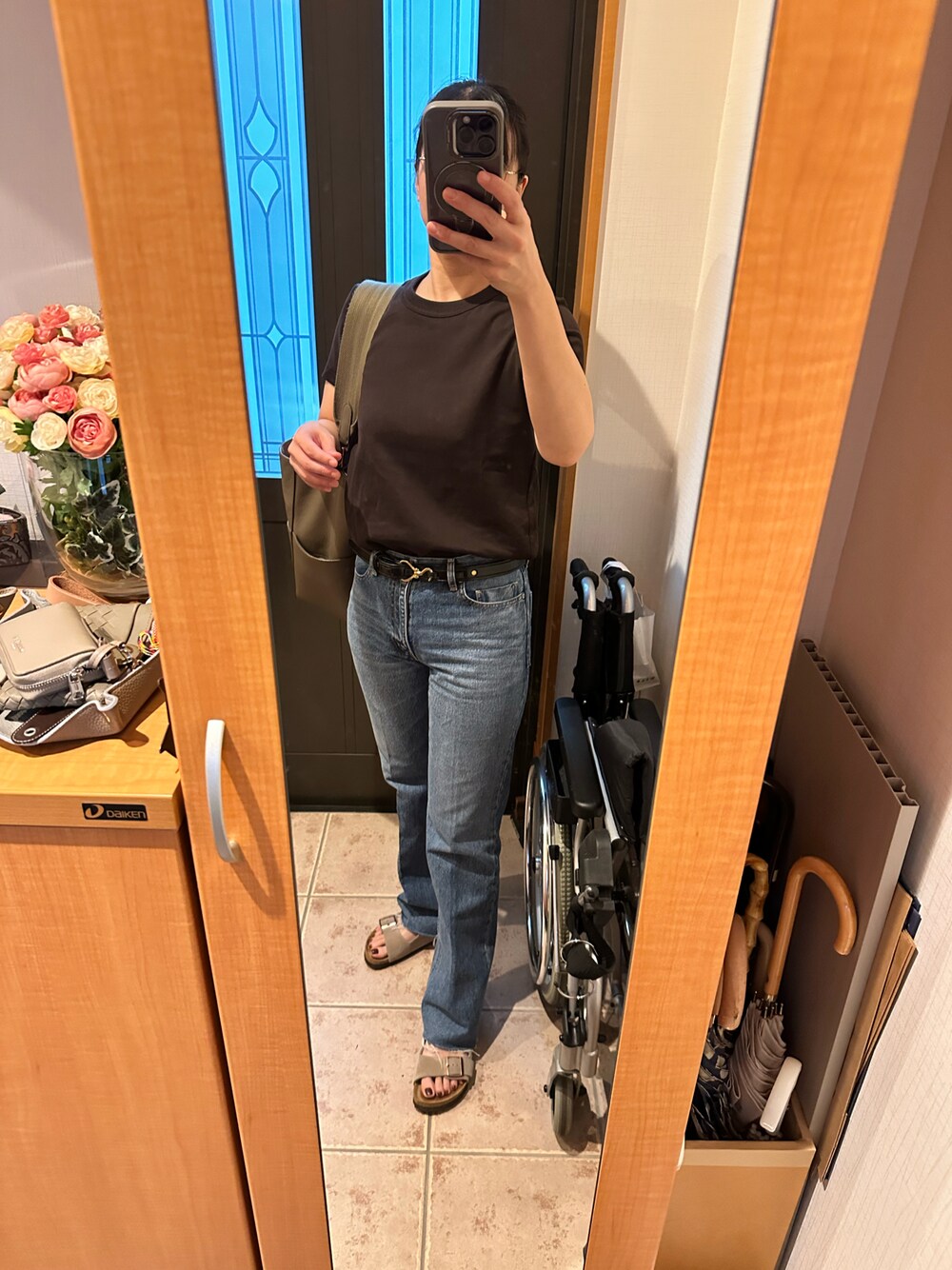 ブラウン系のTシャツ/カットソー、ブルー系のデニムパンツ、その他のシューズを着用したレディースの夏コーディネートの1枚目の写真