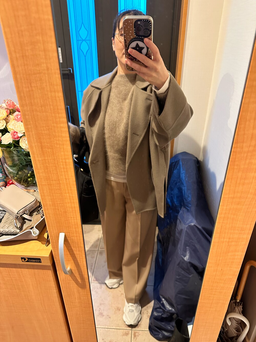 「ブラウン、ワントーンコーデ、ワントーン、コート、ファー、ニット、レイヤードスタイル、パンツスタイル、パンツ、スラックス、スニーカー、オトナカジュアル、オトナ女子、きれいめカジュアル、キレイめ」｜「IENAのスーパー160ダブルフェイスショートコート（その他アウター、ベージュ系）」を使った、まろんさん（レディース・160cm）の秋コーディネートの1枚目の写真