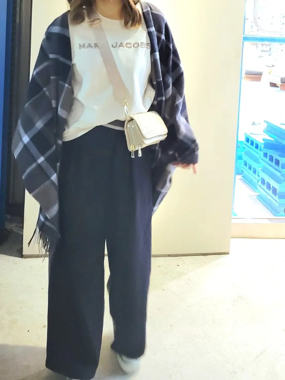 「休日スタイル、大人カジュアル、シンプルコーデ、カジュアル、ラフコーデ、ミニバッグ」｜「STUMBLYのアイテム（パンツ、ブルー系）」を使った、ヤオさん（レディース・156cm）の秋コーディネートの1枚目の写真