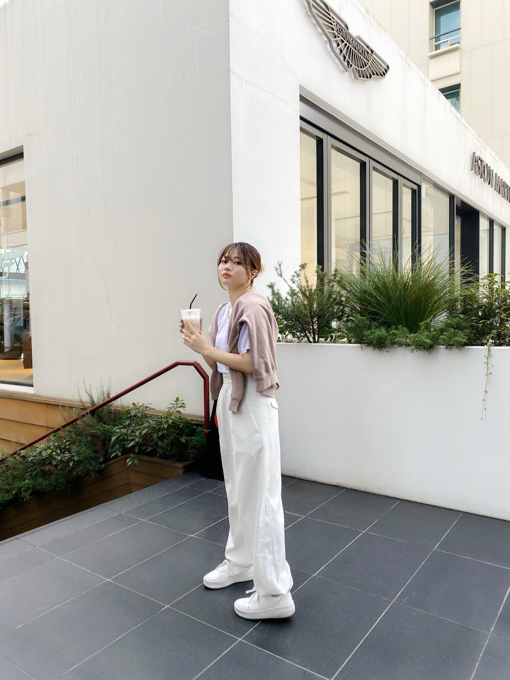 「だから秋服が好き、秋冬コーデ、カジュアル、ゆったりコーデ、シンプル、キレイめ、韓国ファッション、韓国コーデ、秋トレンド2021、ホワイトコーデ、韓国」｜「MOUSSYのTUCK COCOON パンツ（その他パンツ、ホワイト系）」を使った、ヤオさん（レディース・156cm）の秋コーディネートの1枚目の写真