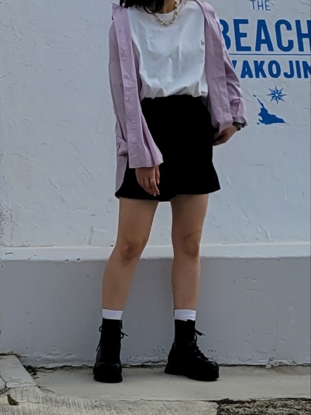 ピンク系のシャツ/ブラウス、ブラック系のブーツ、ブラック系のパンツを着用したレディースの冬コーディネートの2枚目の写真