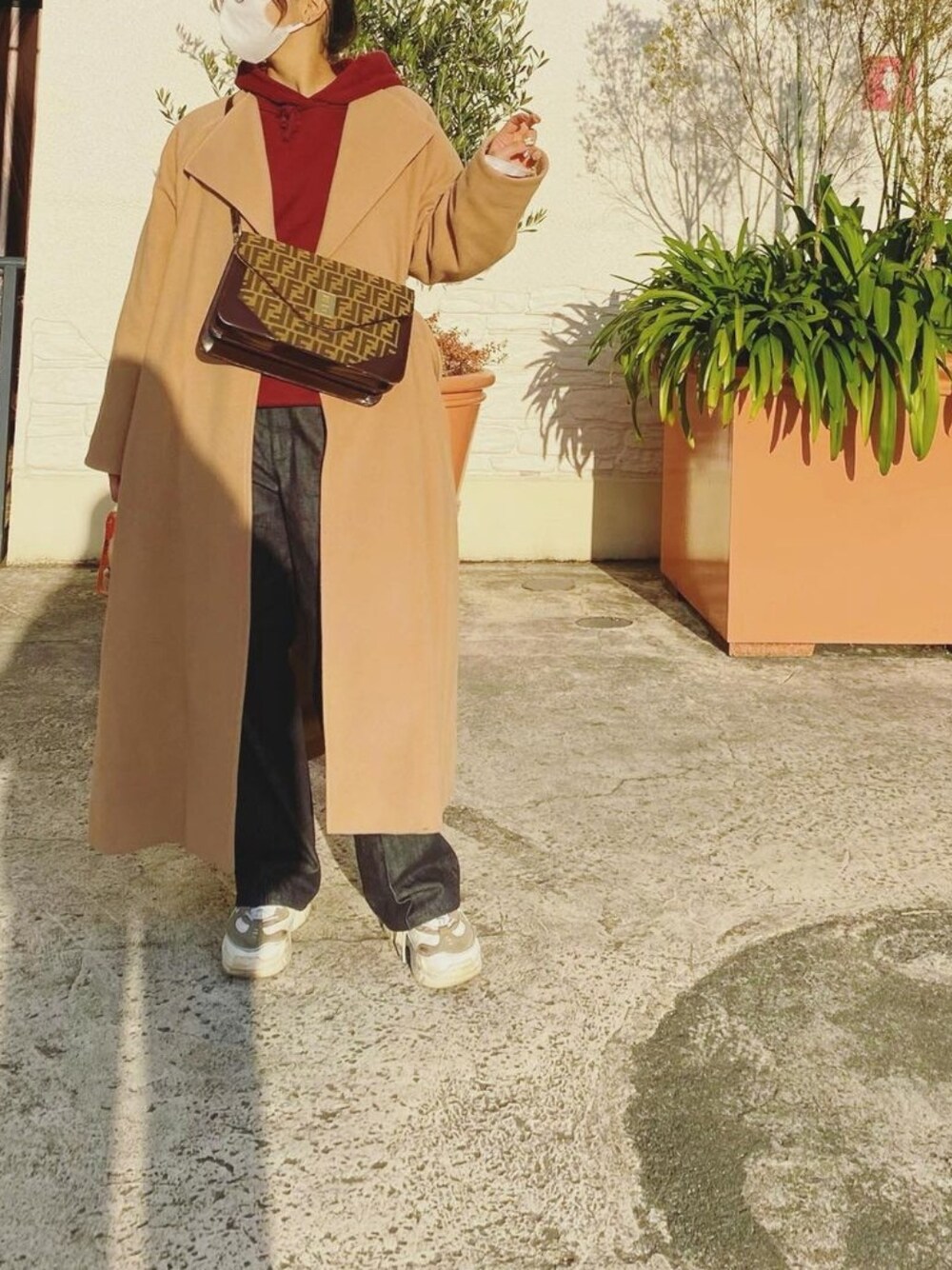 「春、今日のコーデ、休日スタイル、オトナ女子、プチプラコーデ、おしゃれさんと繋がりたい、デニムコーデ、古着MIX、メンズライク、ショルダーバッグ、大人コーデ」｜「FENDIのアイテム（ハンドバッグ、ブラウン系）」を使った、ヤオさん（レディース・156cm）の春コーディネートの1枚目の写真